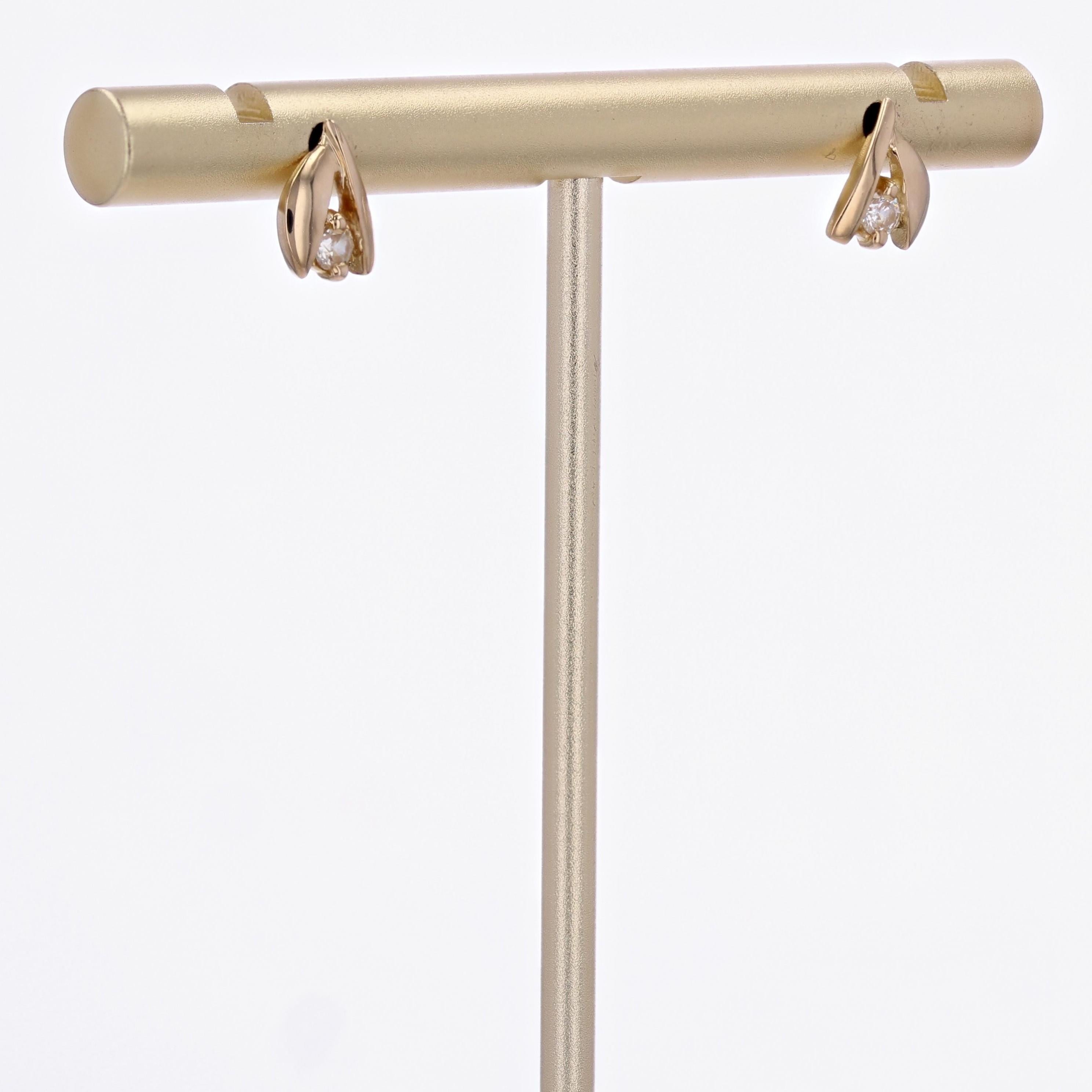 Clous d'oreilles modernes en or jaune 18 carats avec pierres blanches Pour femmes en vente