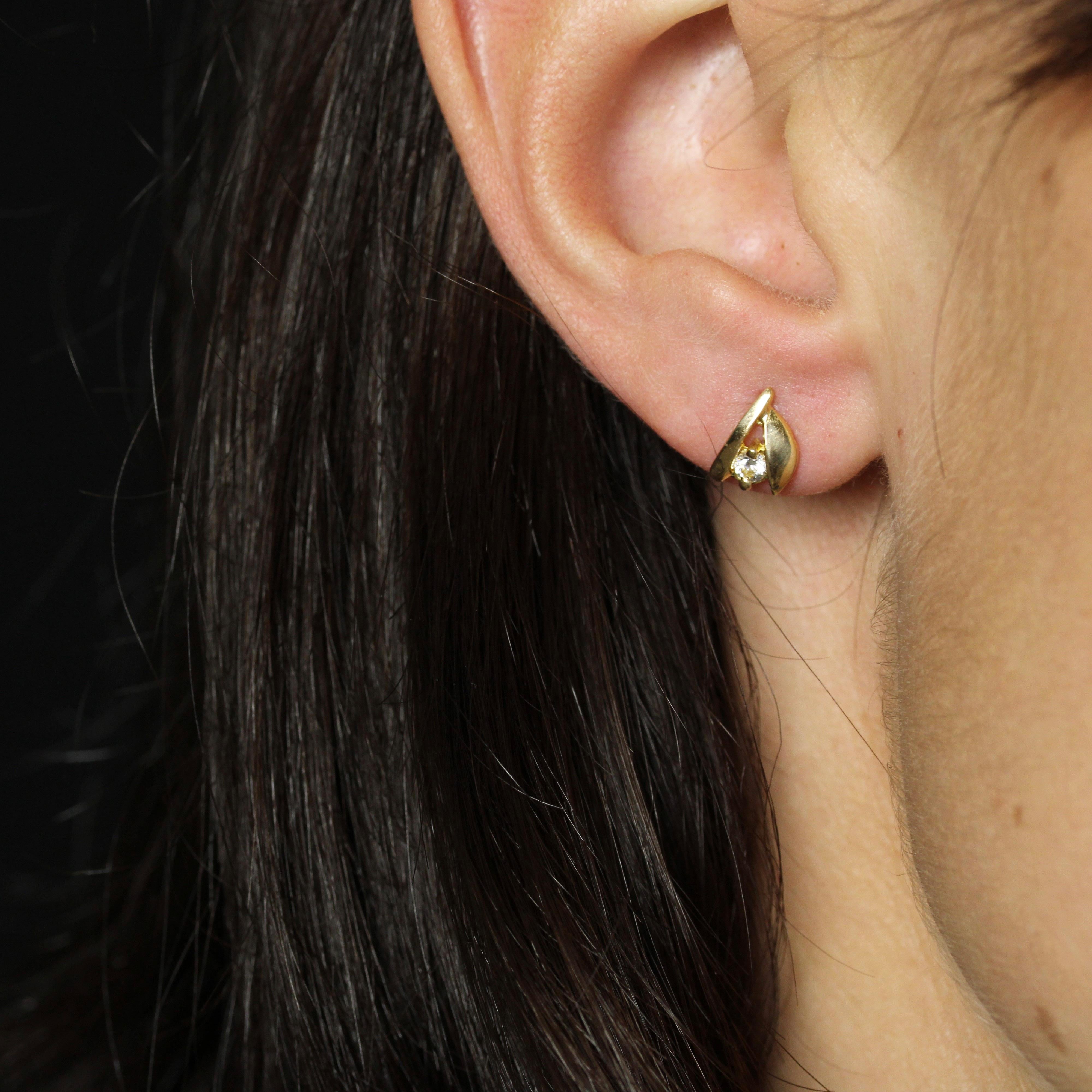 Clous d'oreilles modernes en or jaune 18 carats avec pierres blanches en vente 1