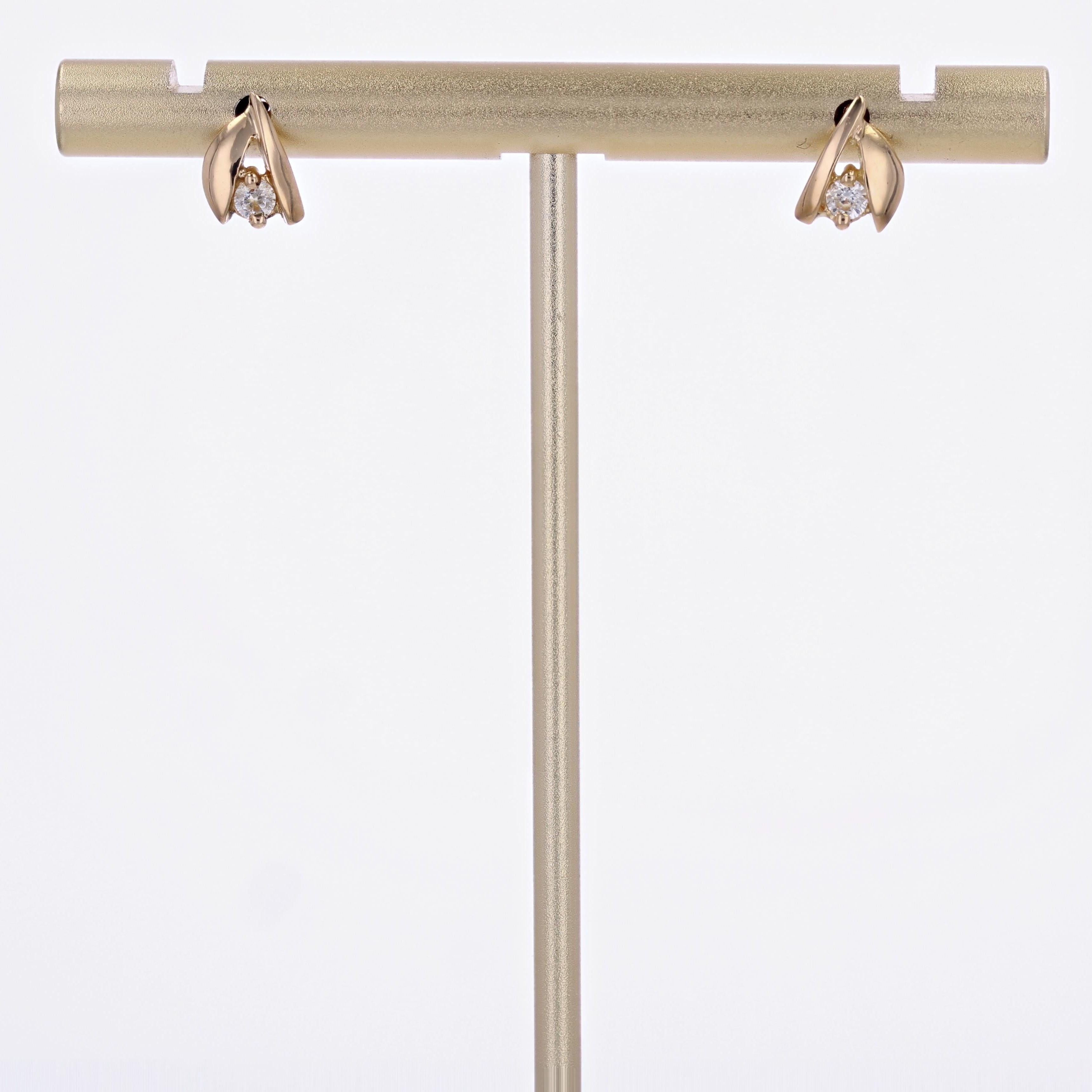 Clous d'oreilles modernes en or jaune 18 carats avec pierres blanches en vente 2