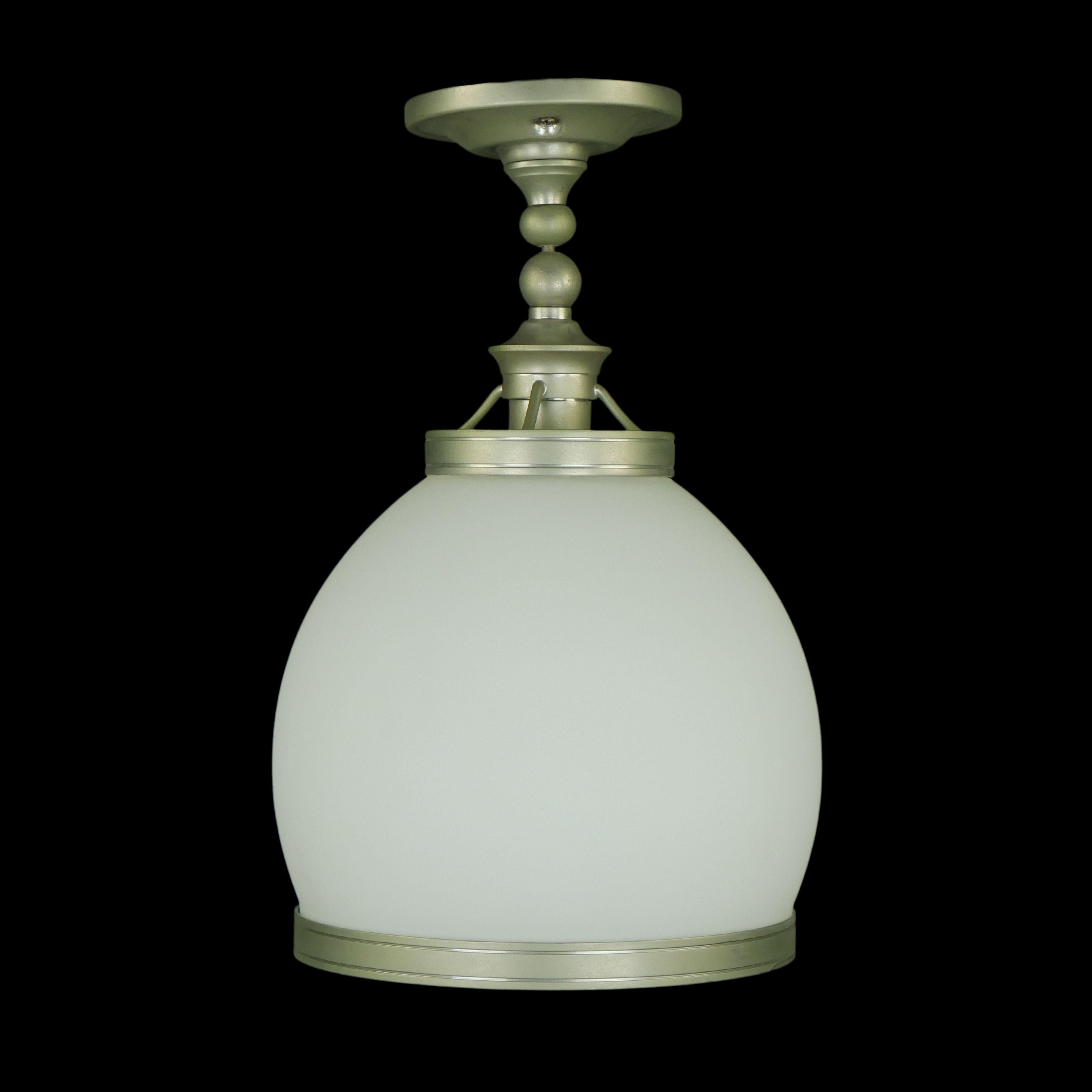 Lampada da semi-incasso in stile moderno con paralume in vetro bianco, montatore e fascia paraluce in acciaio spazzolato. Questa lampada necessita di una lampadina a tubo T-4. Buone condizioni con una leggera usura dovuta all'uso precedente. Questa