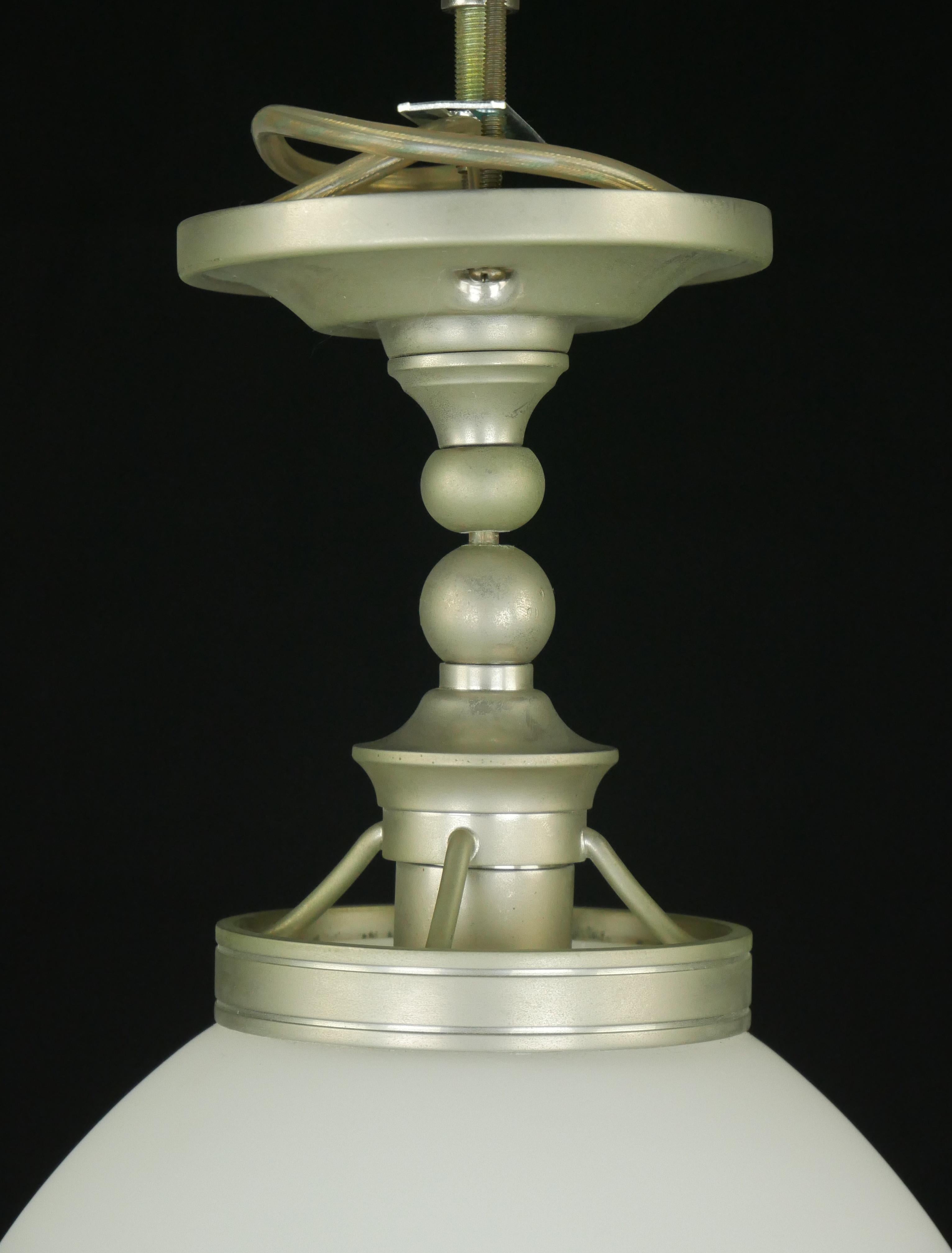 Moderno Lampada a semi-incasso moderna in vetro bianco e acciaio in vendita
