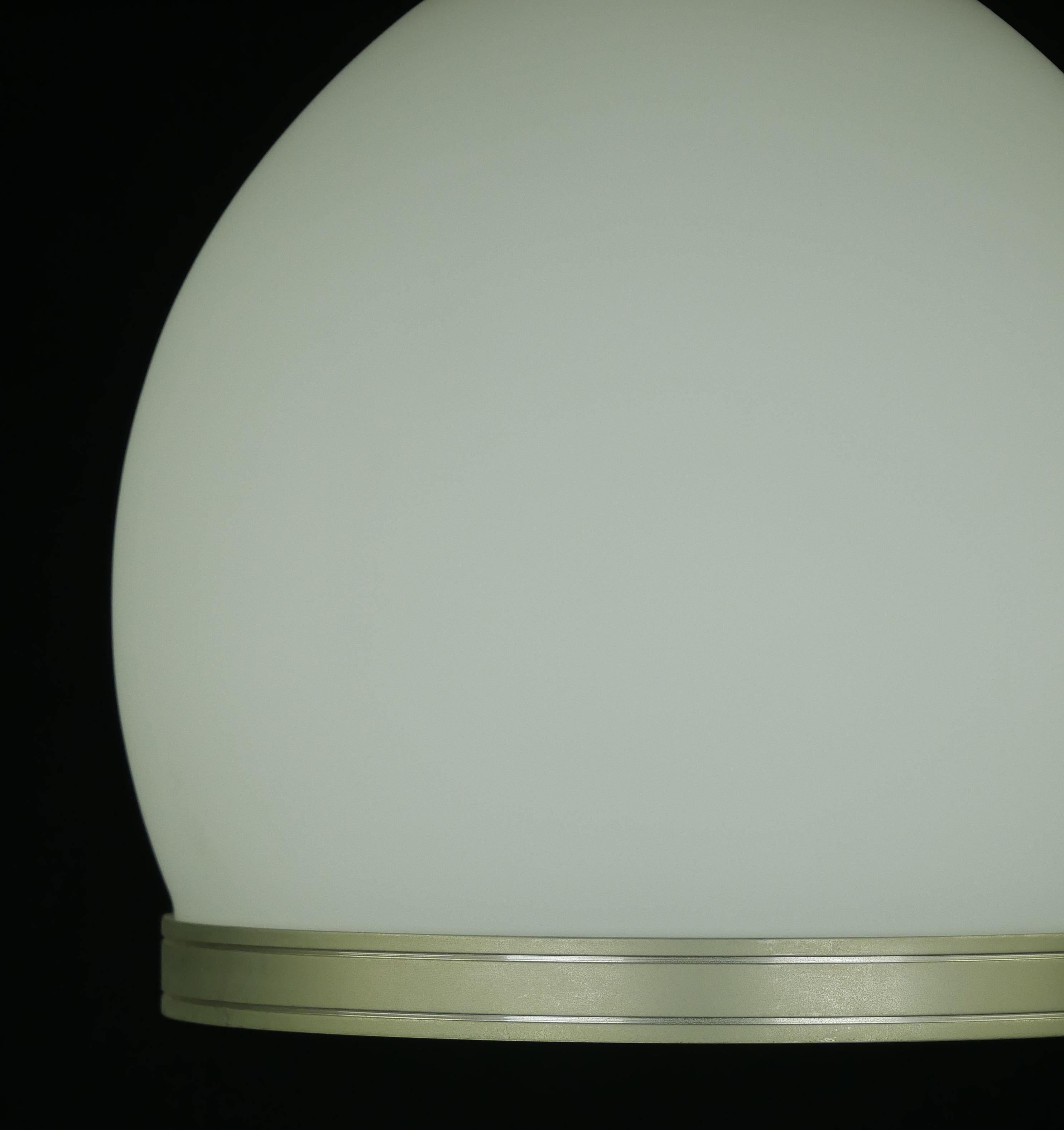 Lampada a semi-incasso moderna in vetro bianco e acciaio In condizioni buone in vendita a New York, NY