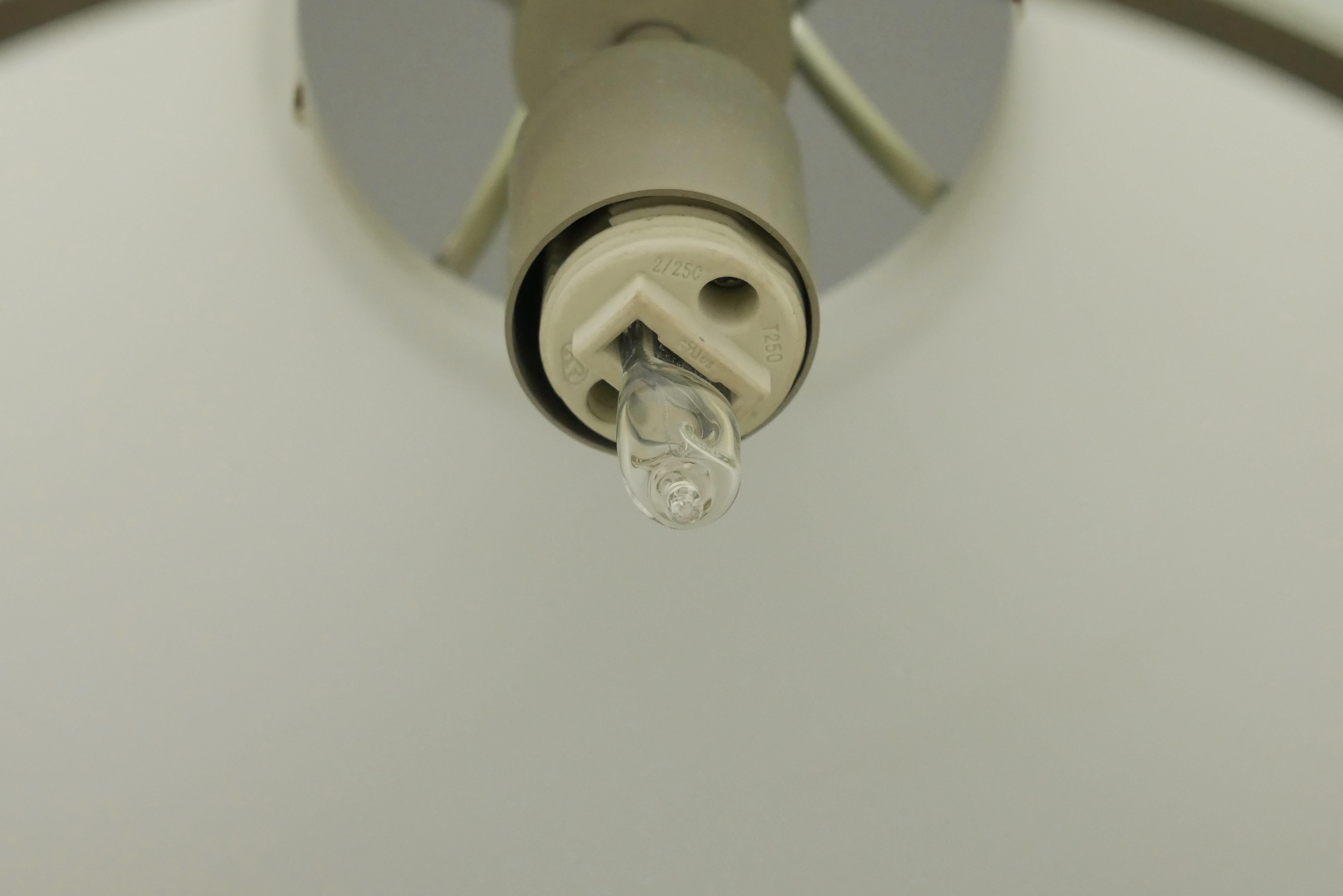 Lampada a semi-incasso moderna in vetro bianco e acciaio in vendita 3