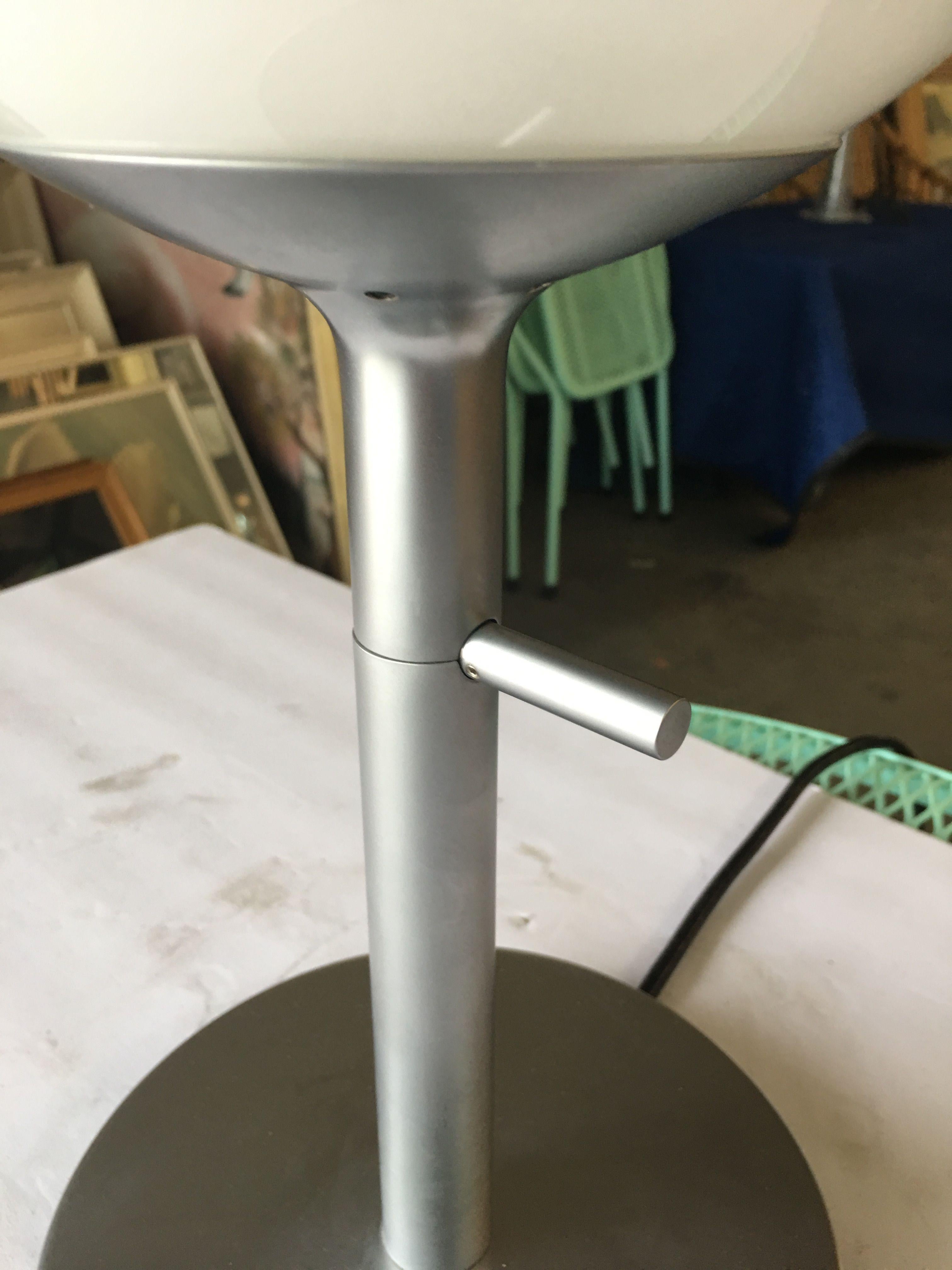 Lampe Globe blanche moderne avec base en acier chromé Excellent état - En vente à Van Nuys, CA
