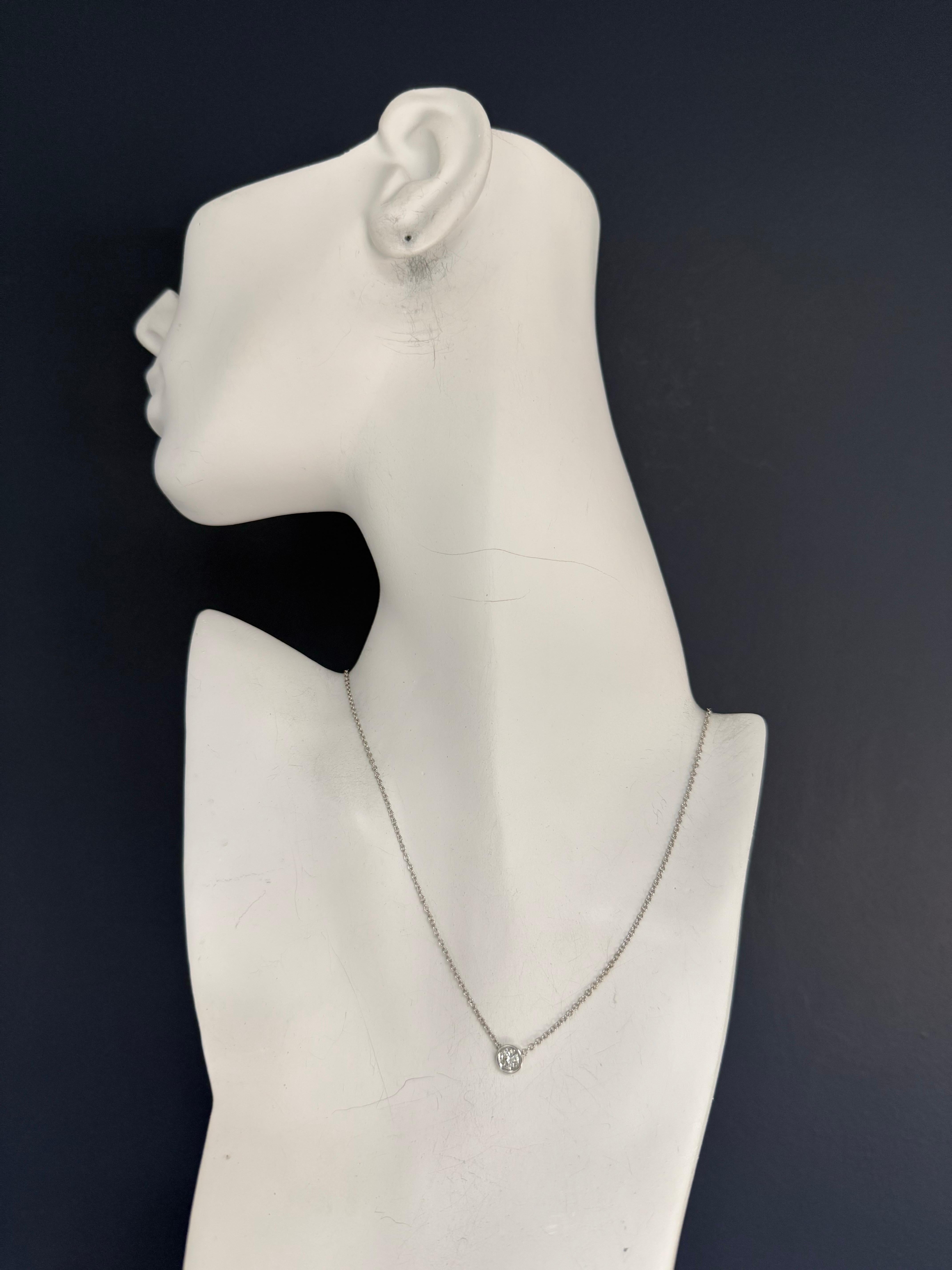 Collana moderna in oro bianco 14K con diamante naturale, lunga 17 pollici. Il diamante centrale è incastonato, misura circa 5,7 mm di diametro e pesa circa 0,70 CARATI. Questo diamante tondo brillante naturale ha un colore H e una purezza SI2. La