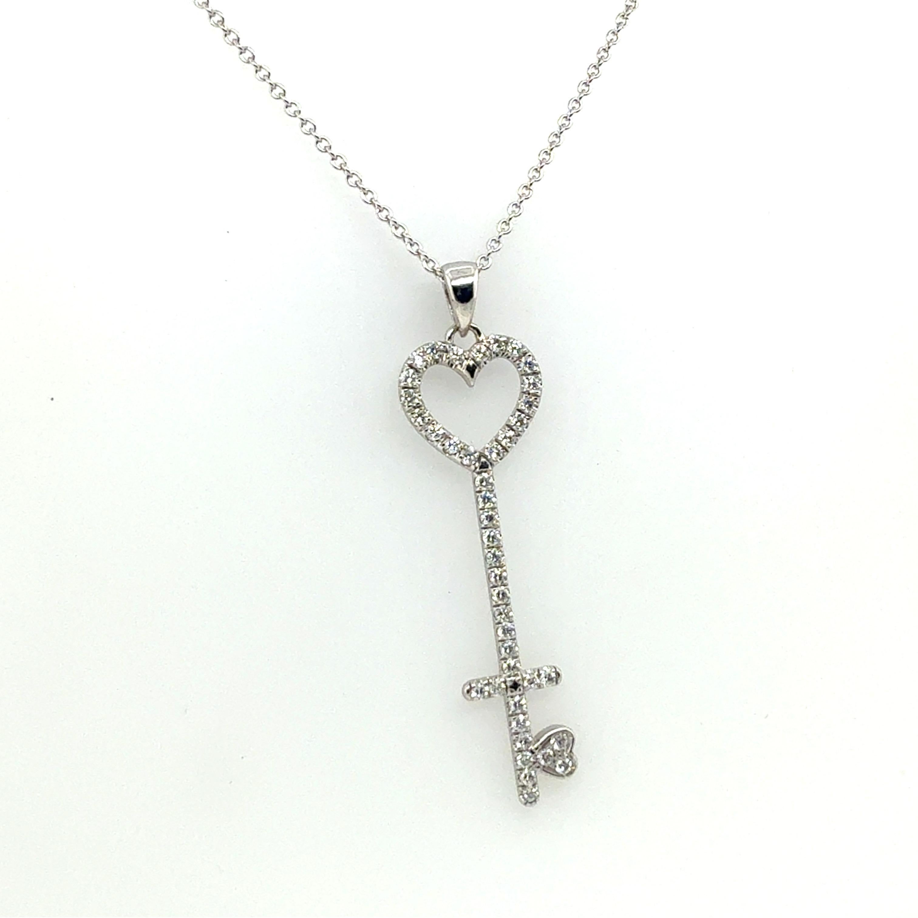 Collier moderne en or blanc 14K avec pendentif clé en diamant naturel serti de 42 diamants ronds incolores de taille brillant totalisant environ 0,75 CARAT. Le pendentif en forme de clé mesure environ 38 mm de long et 12 mm à son point le plus