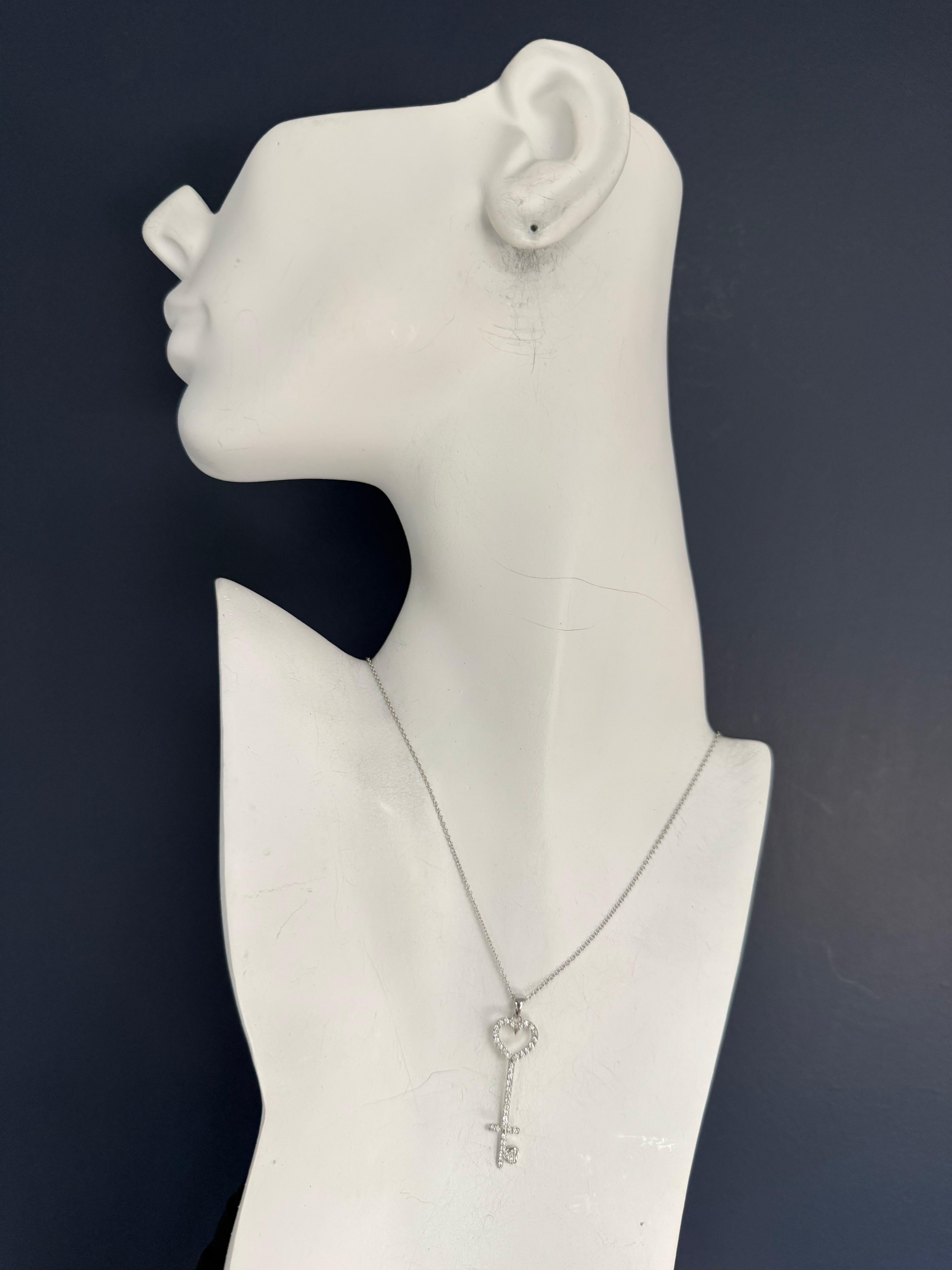 Pendentif moderne en or blanc 0,75 CARAT diamant naturel rond et brillant en forme de clé en vente 1