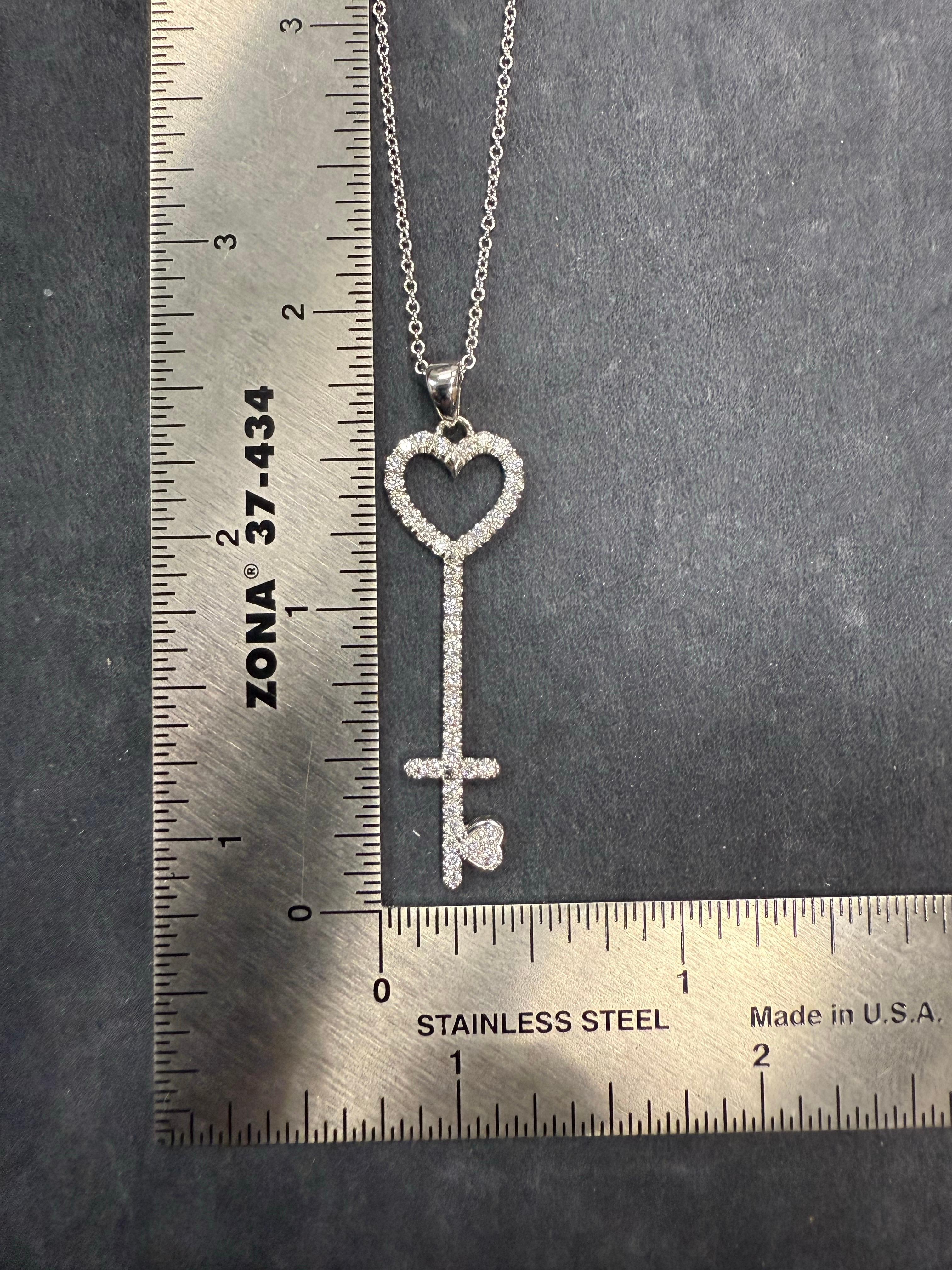 Pendentif moderne en or blanc 0,75 CARAT diamant naturel rond et brillant en forme de clé en vente 2