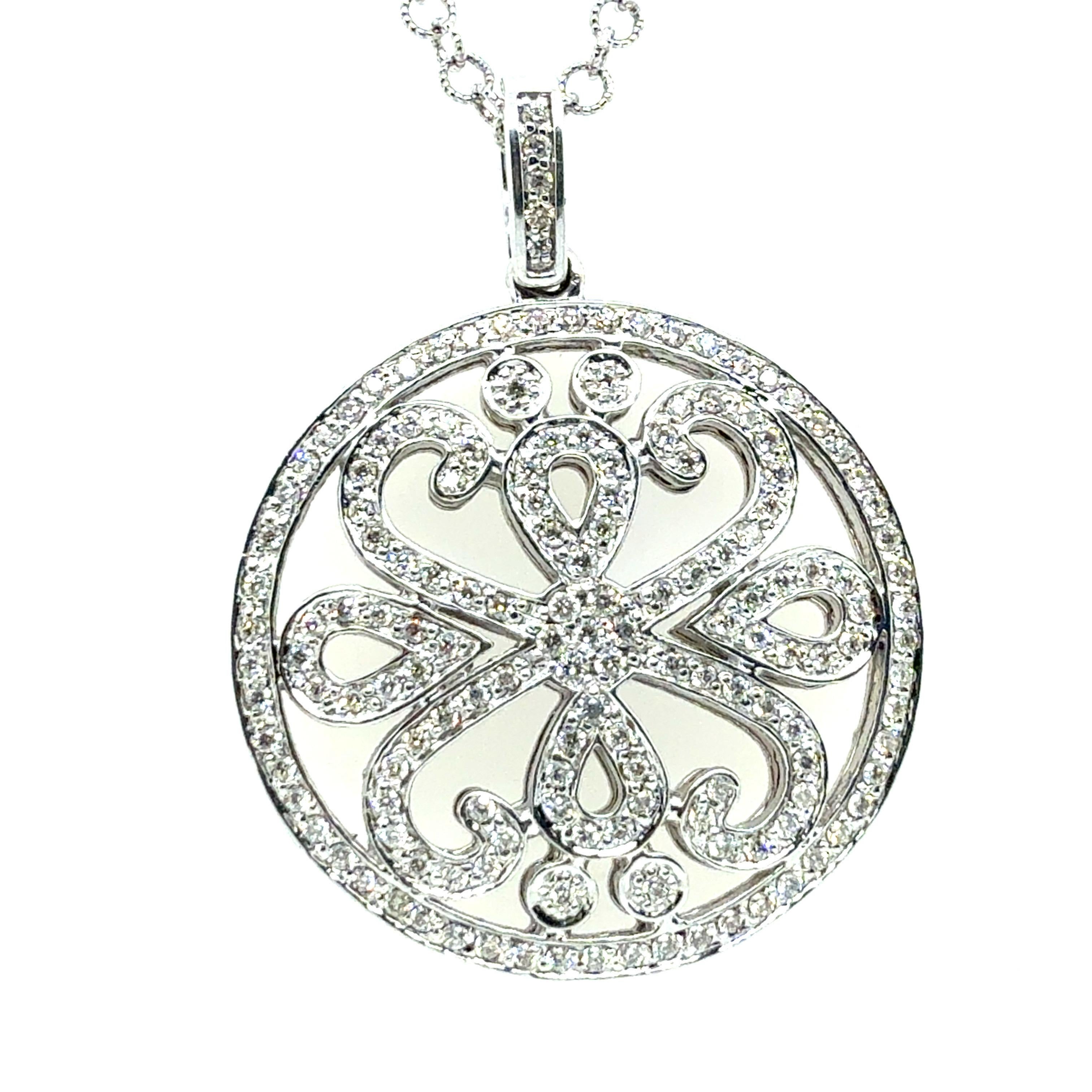 Remarquable pendentif médaillon en or blanc 14 carats, finement travaillé et serti d'environ 140 diamants ronds naturels de taille brillant. Les diamants pèsent environ 1,00 carat et sont classés dans la gamme presque incolore de G-H avec une pureté