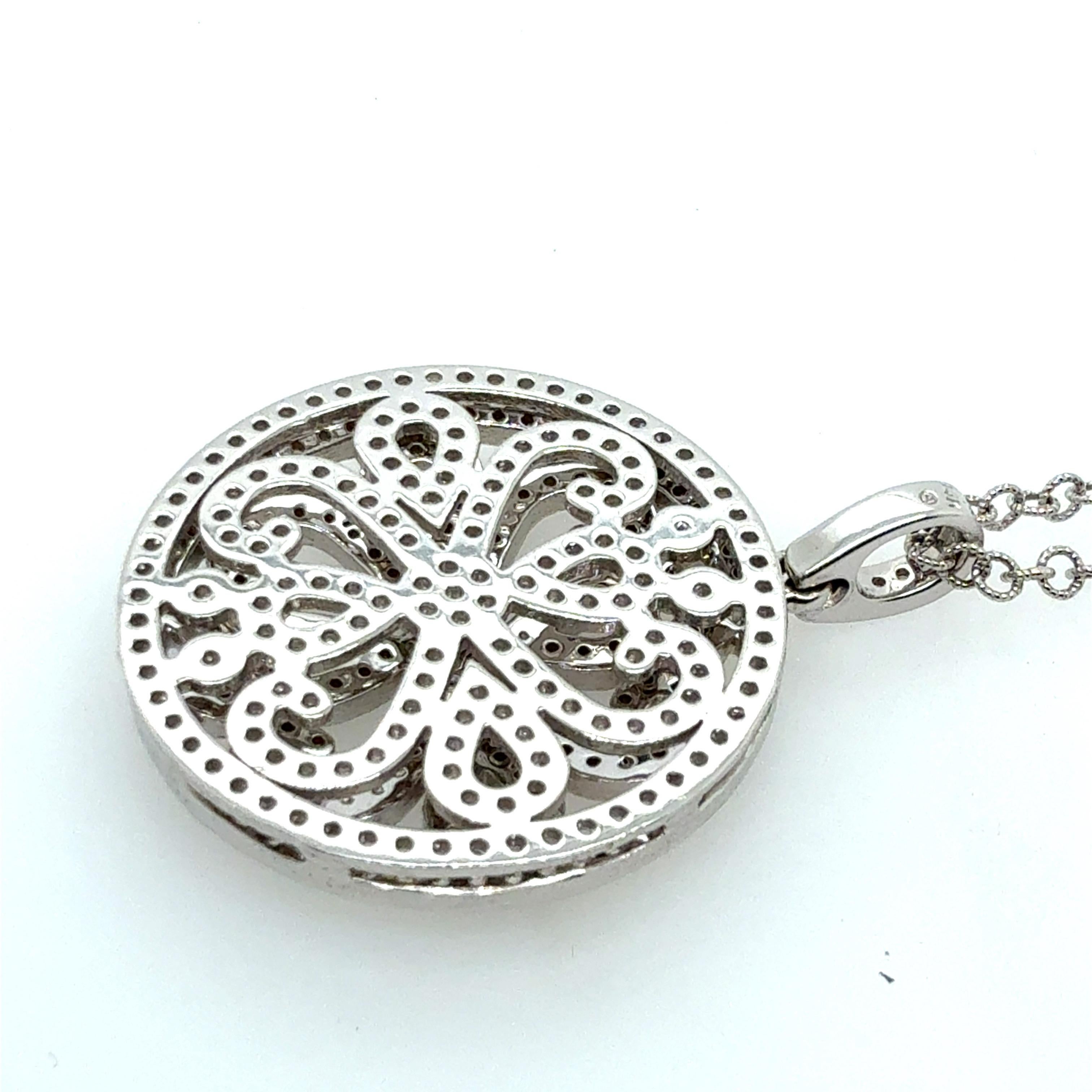Moderne Pendentif médaillon en or blanc moderne avec diamant rond naturel de 1 carat en vente