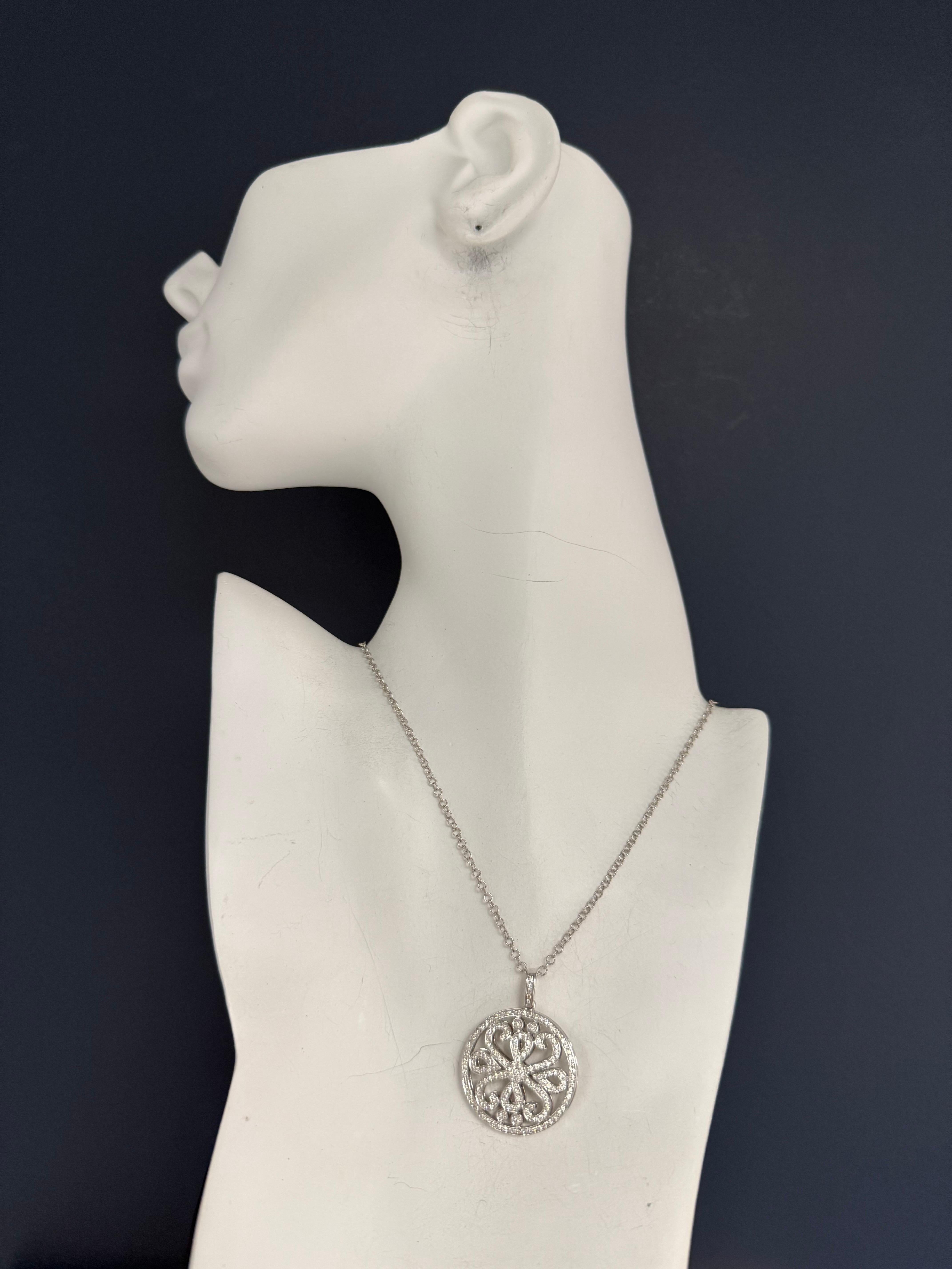 Taille ronde Pendentif médaillon en or blanc moderne avec diamant rond naturel de 1 carat en vente