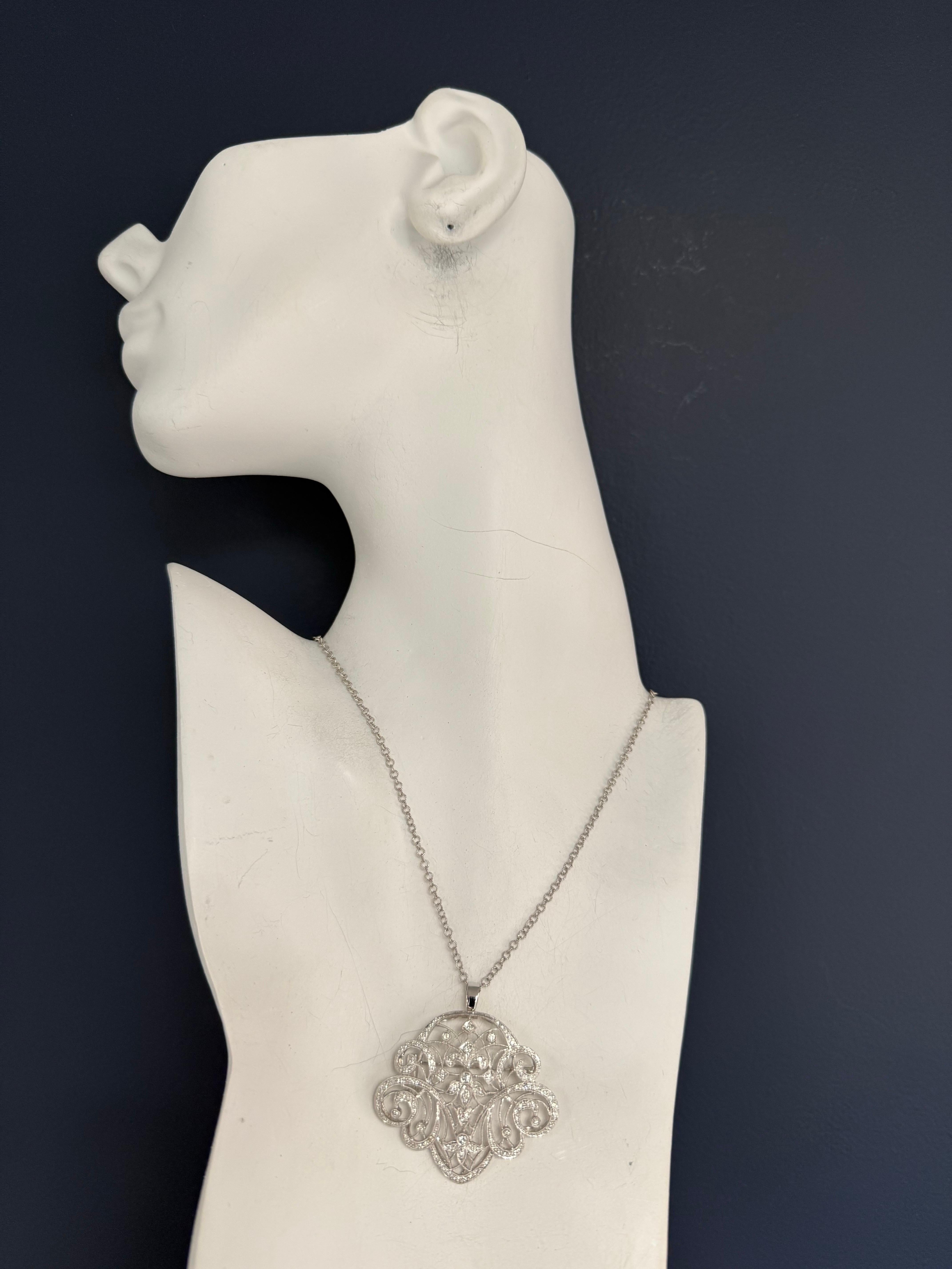 Ein moderner Anhänger oder eine Brosche aus 14 Karat Weißgold, besetzt mit ca. 1,25 Karat natürlichen farblosen runden Brillanten. Das Schmuckstück zeichnet sich durch ein komplexes Design aus, das mit ca. 126 runden Brillanten besetzt ist, die