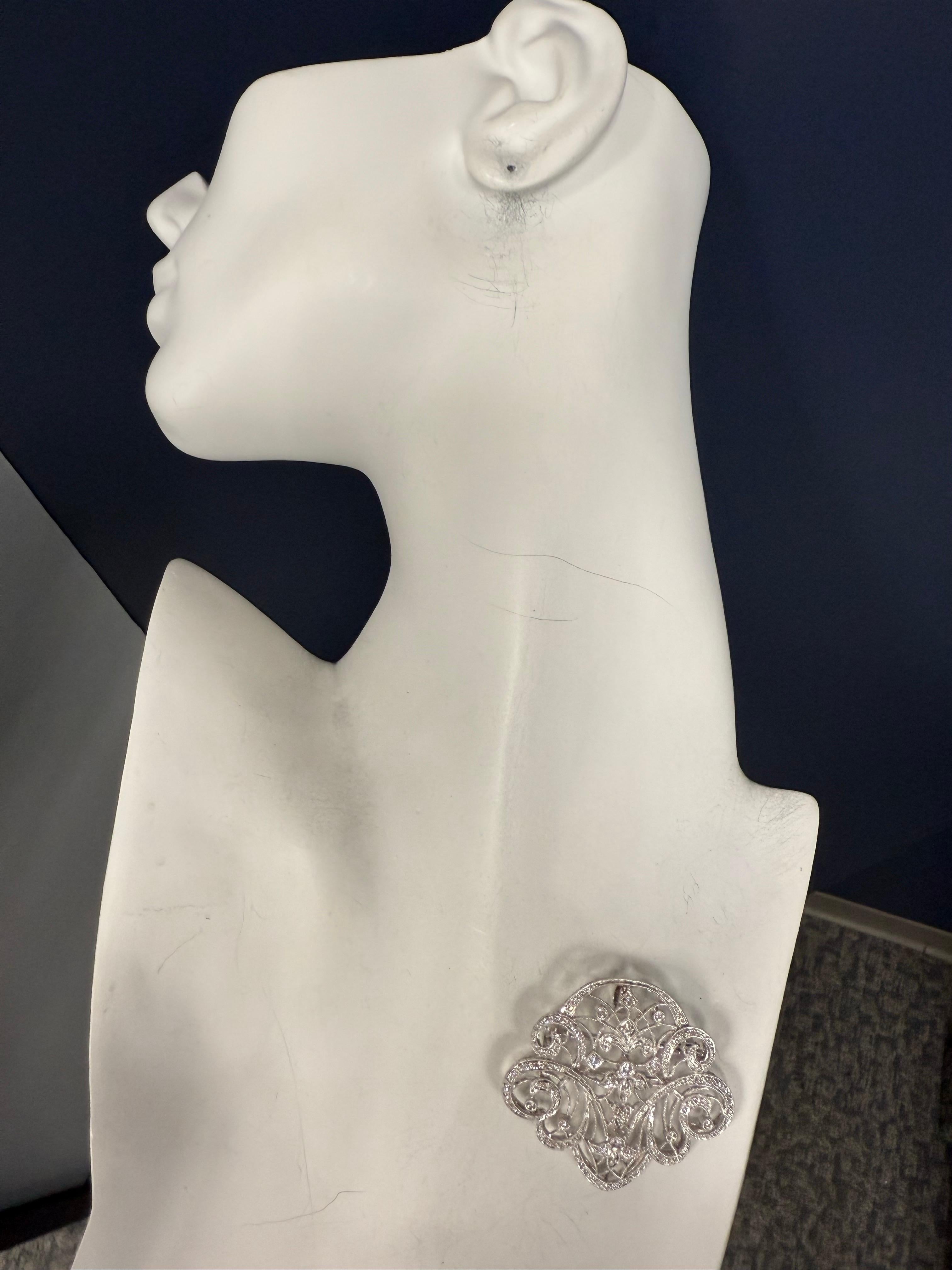 Moderner Weißgold 1,25 Karat natürlicher farbloser Diamant Anhänger & Brooche im Angebot 1