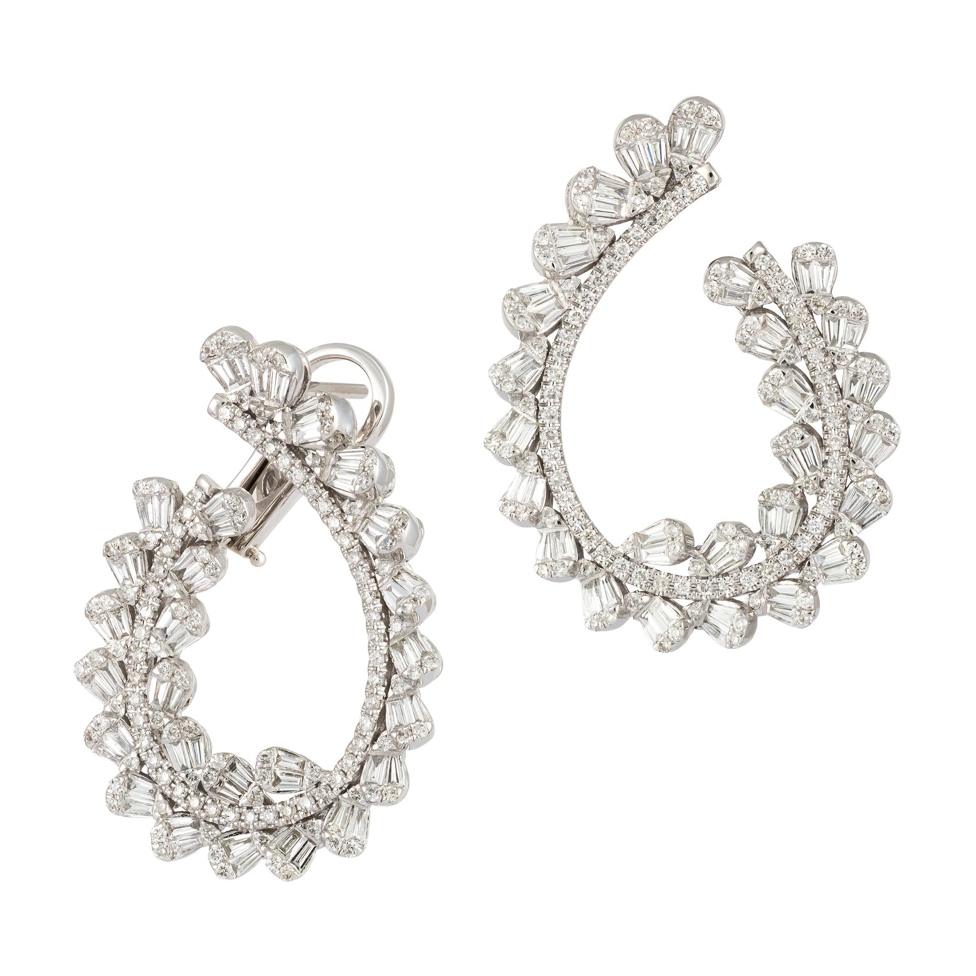 BOUCLES D'OREILLES Or blanc 18K Diamant 0.95 Cts/248 Pcs Baguette effilée 1.61 Cts/104 Pcs
