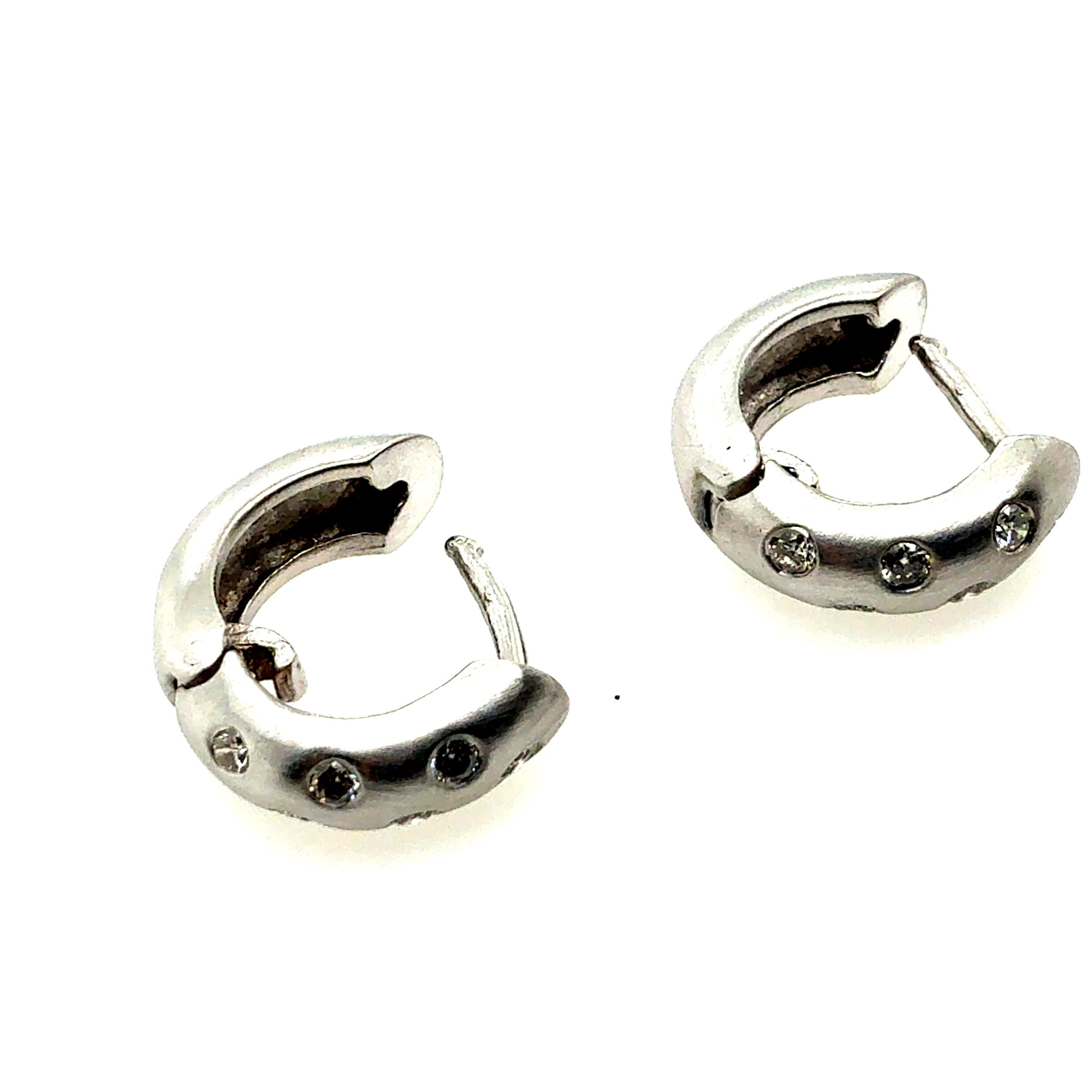 Moderne Weißgold-Satin-Ohrringe mit 0,30 Karat farblosem Diamant im Zustand „Gut“ im Angebot in Los Angeles, CA