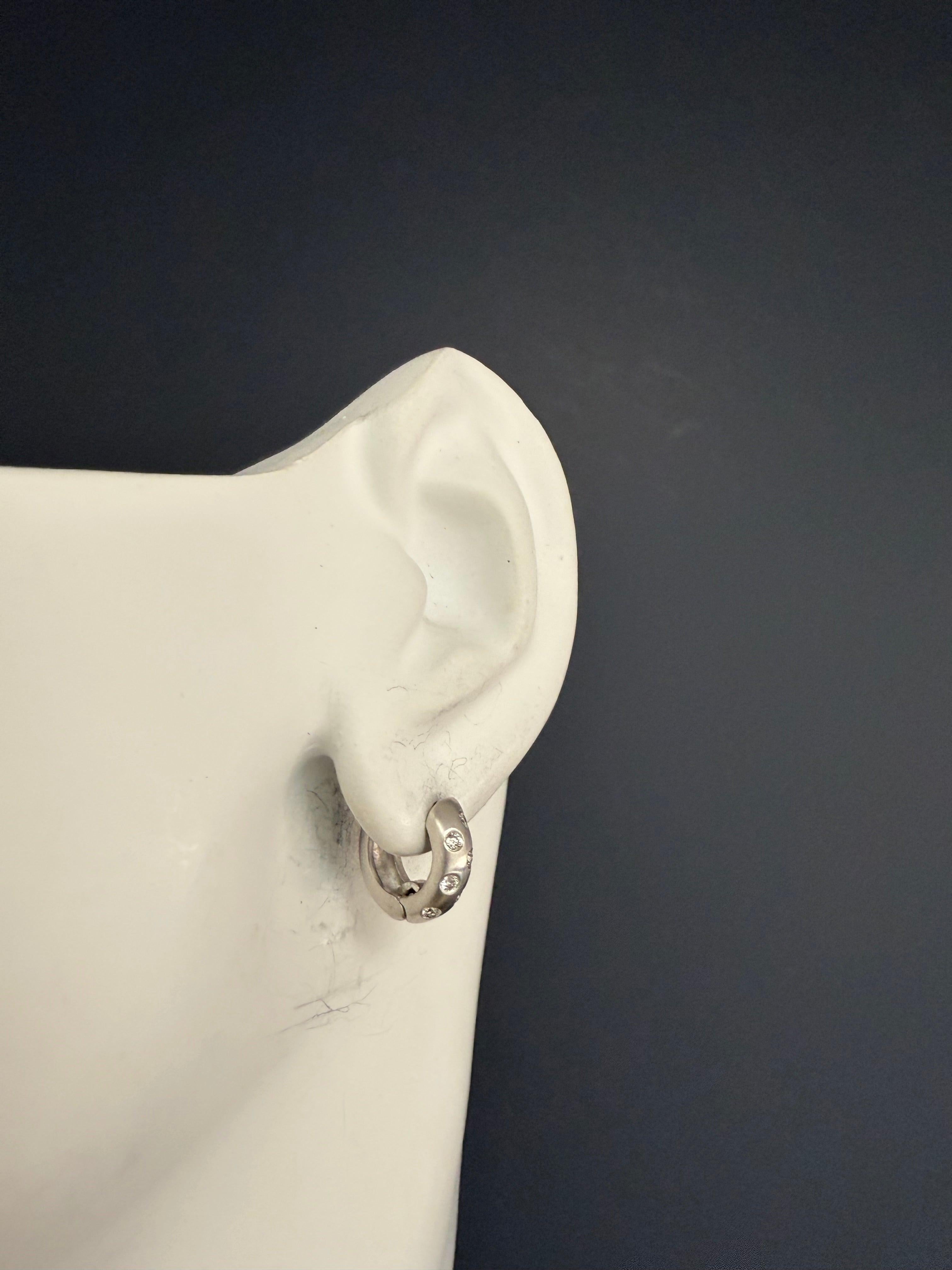 Moderne Weißgold-Satin-Ohrringe mit 0,30 Karat farblosem Diamant im Angebot 1