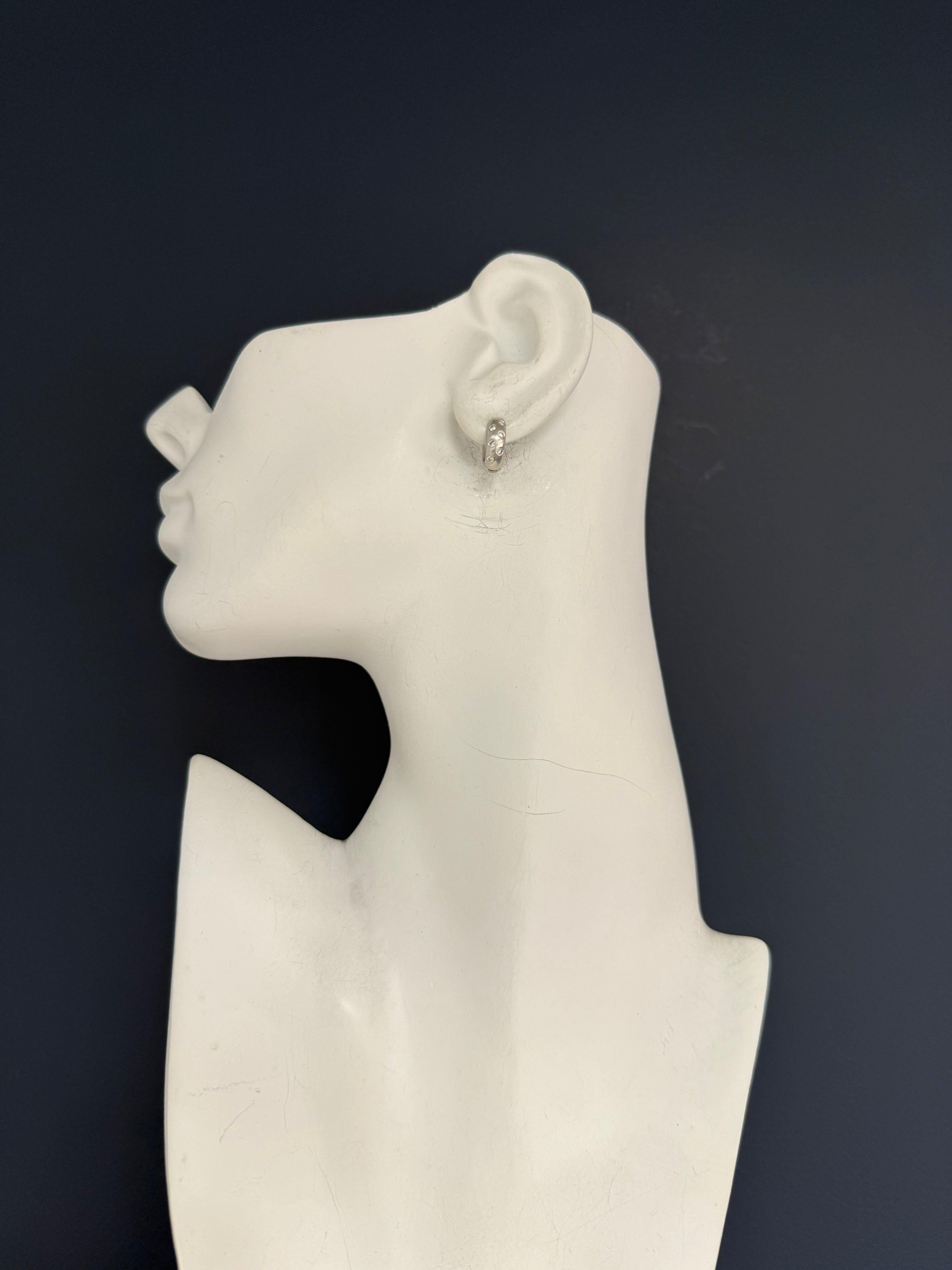 Moderne Weißgold-Satin-Ohrringe mit 0,30 Karat farblosem Diamant im Angebot 2