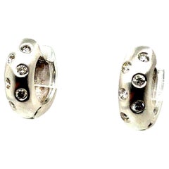 Moderne Weißgold-Satin-Ohrringe mit 0,30 Karat farblosem Diamant