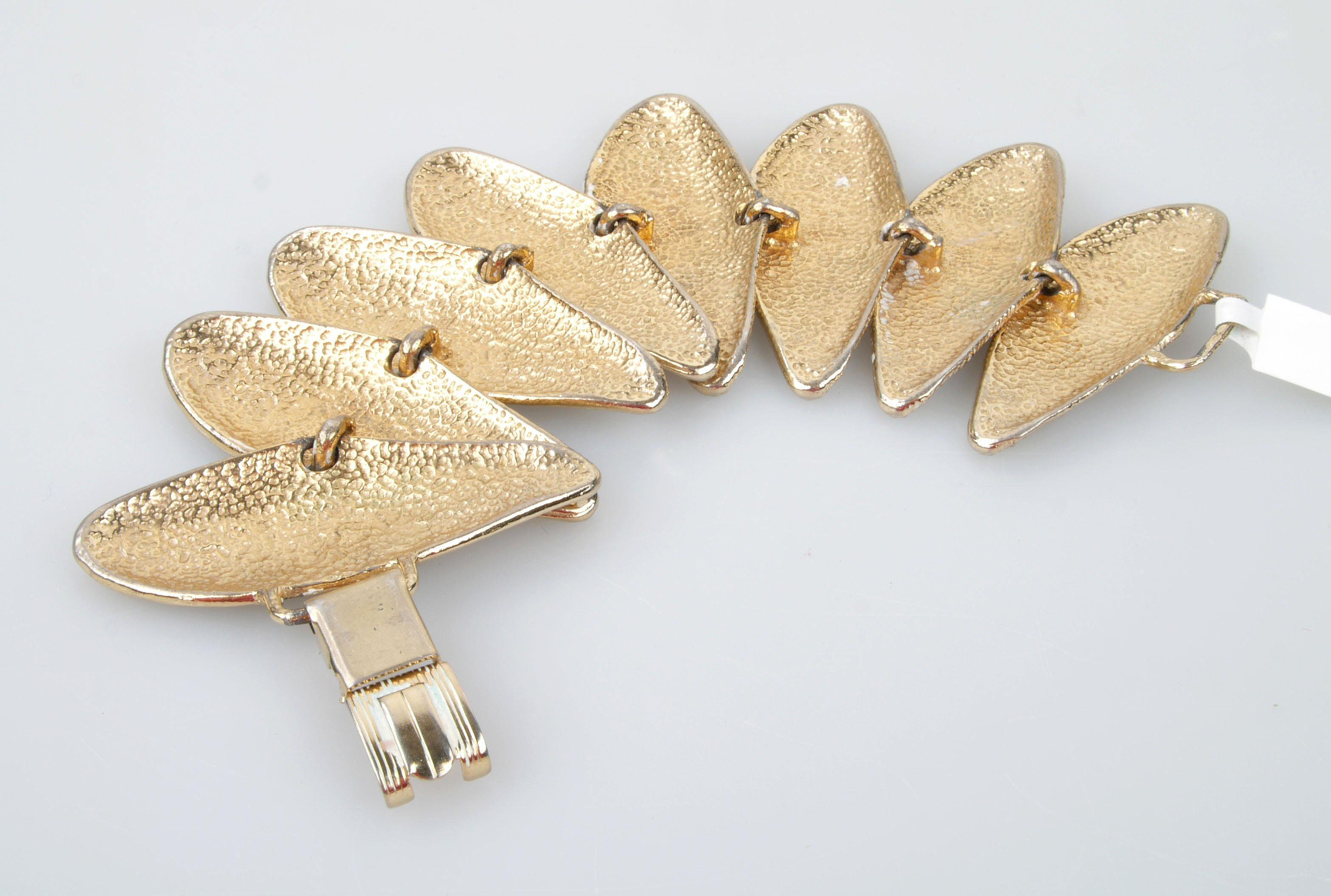 Modern White and Gold Seashell Bracelet In Good Condition For Sale In Miami, FL