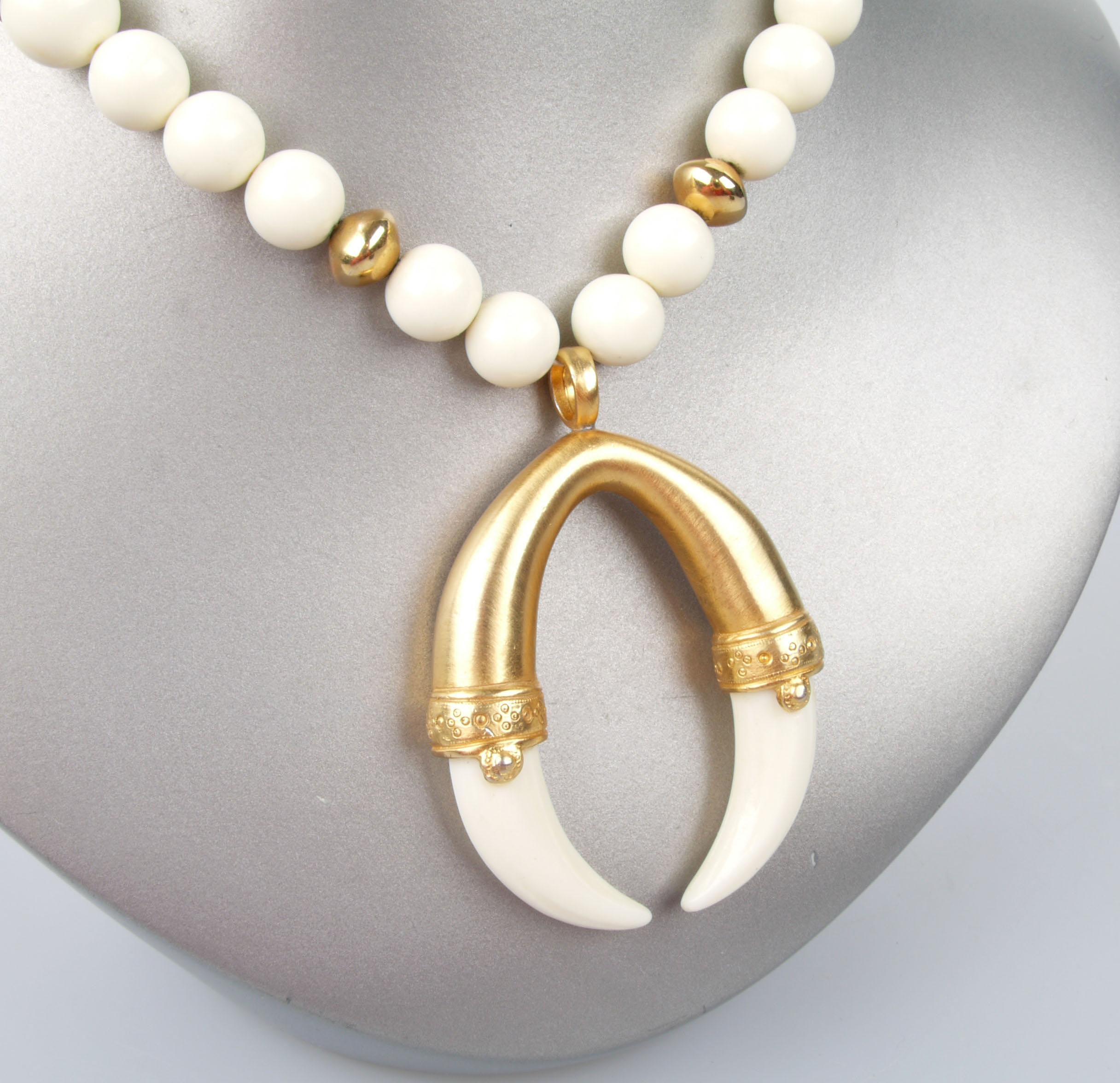 Modern White and Golden Pearl Resin Necklace with Tusk Pendant In Good Condition For Sale In Miami, FL