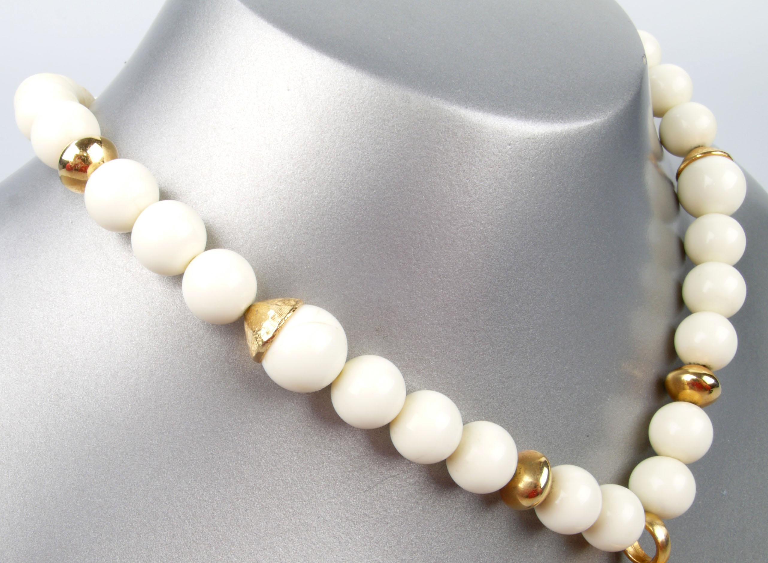 Late 20th Century Modern White and Golden Pearl Resin Necklace with Tusk Pendant For Sale