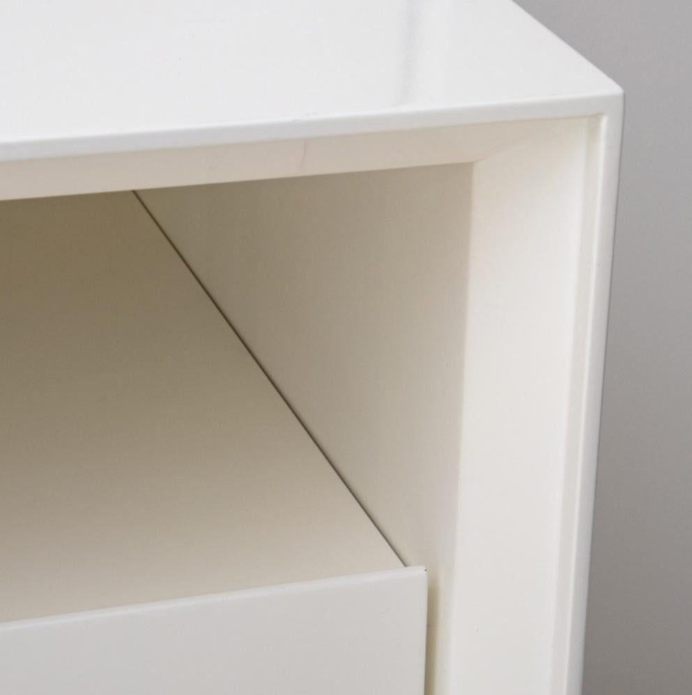 Modern White Lacquer Bedside Tables, Pair In Good Condition For Sale In New York, NY
