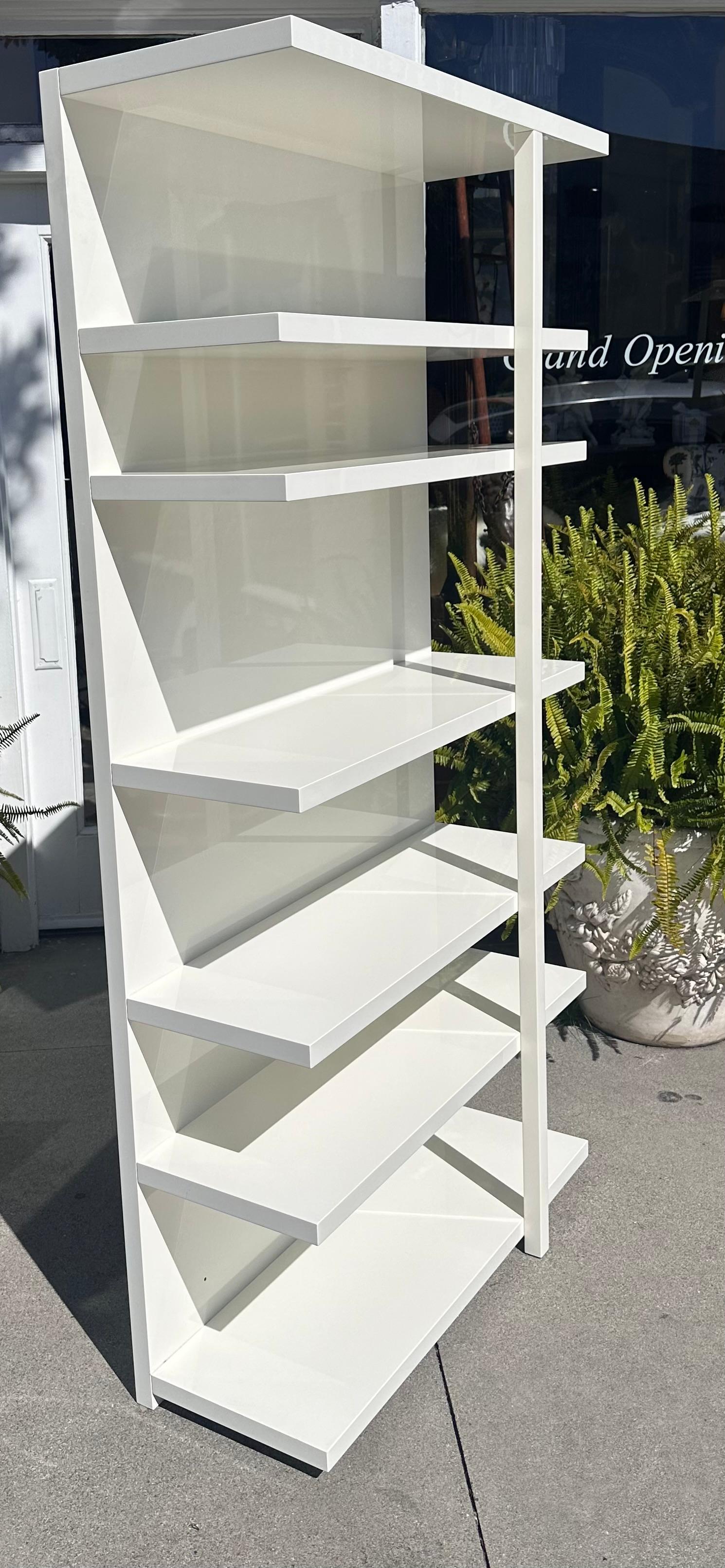 JEDEN PREIS!
Modernes Bücherregal aus weißem Lack von Piero Lissoni für Cassina Italien.  Dieses Angebot ist für eine Etagere, aber wir haben tatsächlich zwei zur Verfügung.  