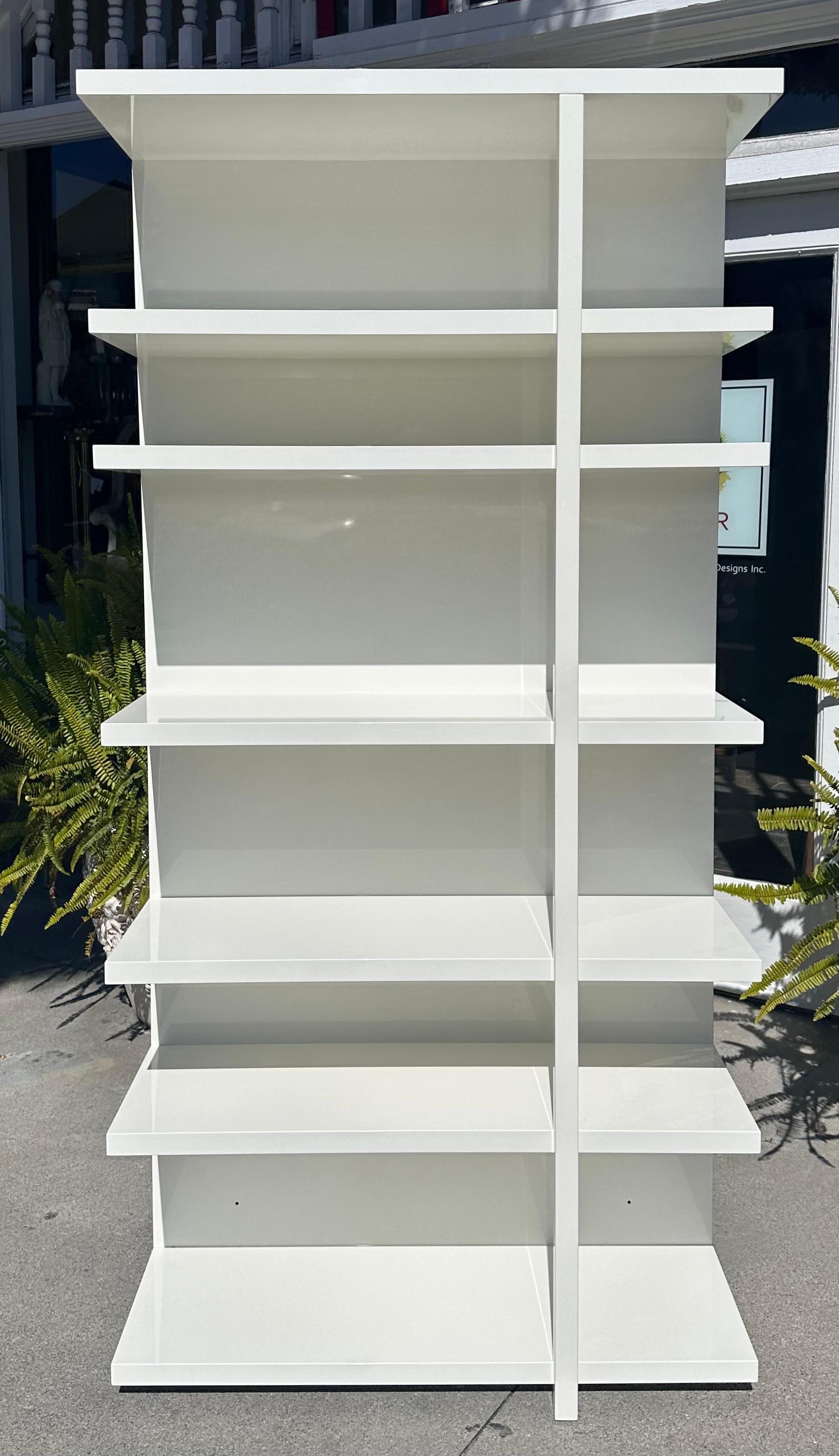 Modern White Lacquer Bookcase by Piero Lissoni for Cassina Italy In Good Condition For Sale In LOS ANGELES, CA