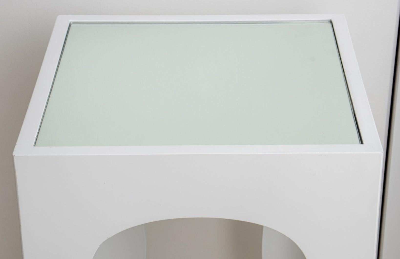 Modern White Lacquer Mirror Top Accent Table In Good Condition For Sale In New York, NY