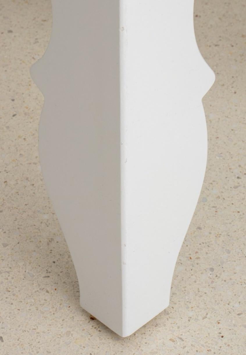 Table d'appoint moderne à plateau miroir en laque blanche en vente 2