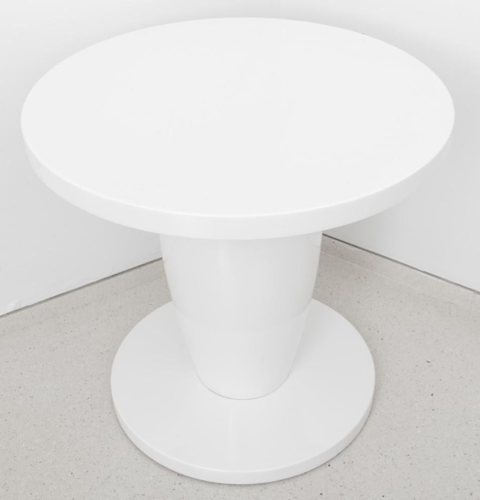 Table d'appoint circulaire moderne en laque blanche, avec un plateau rond au-dessus d'un support en forme de colonne effilée sur une base ronde.  26