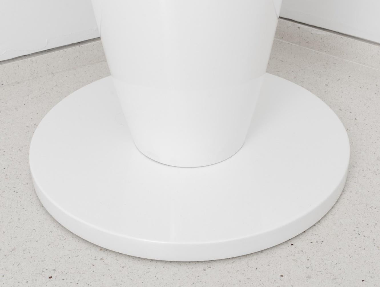 Moderne Table d'appoint circulaire laquée blanche moderne en vente