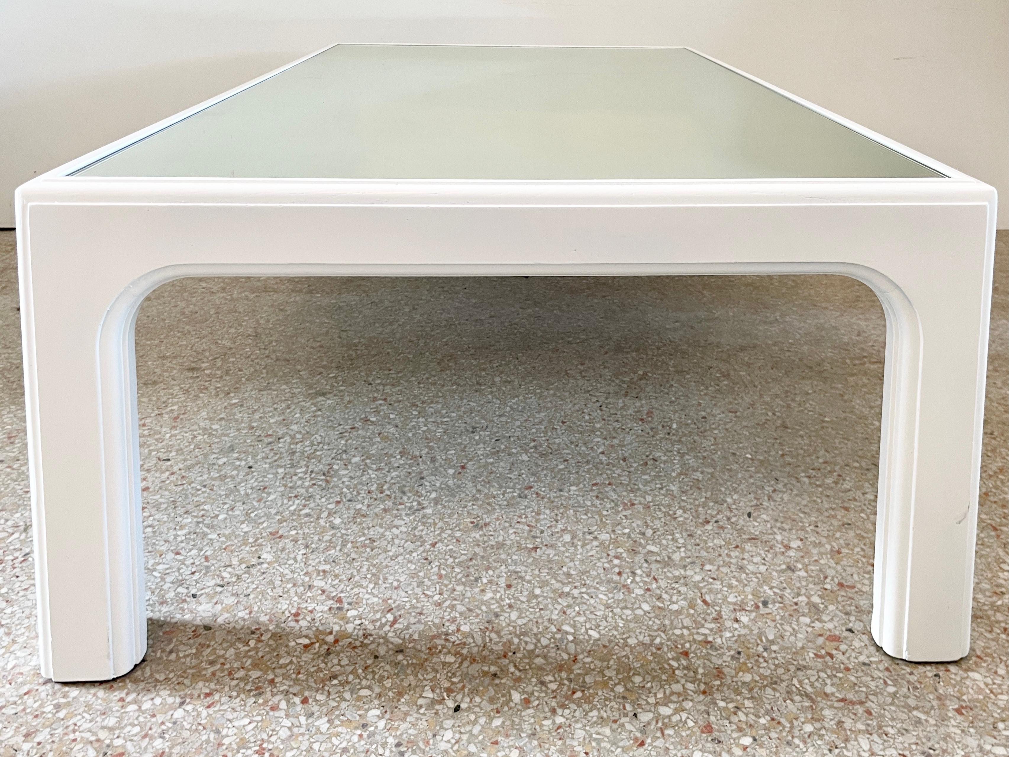 Fin du 20e siècle Table basse moderne laquée blanche avec plateau en miroir en vente