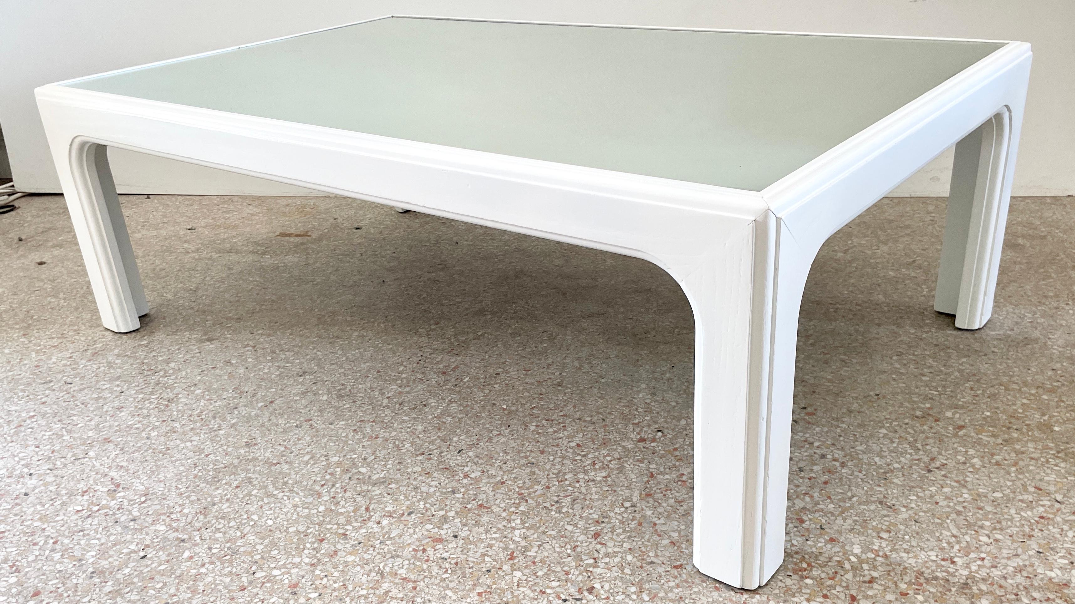 Table basse moderne laquée blanche avec plateau en miroir en vente 1