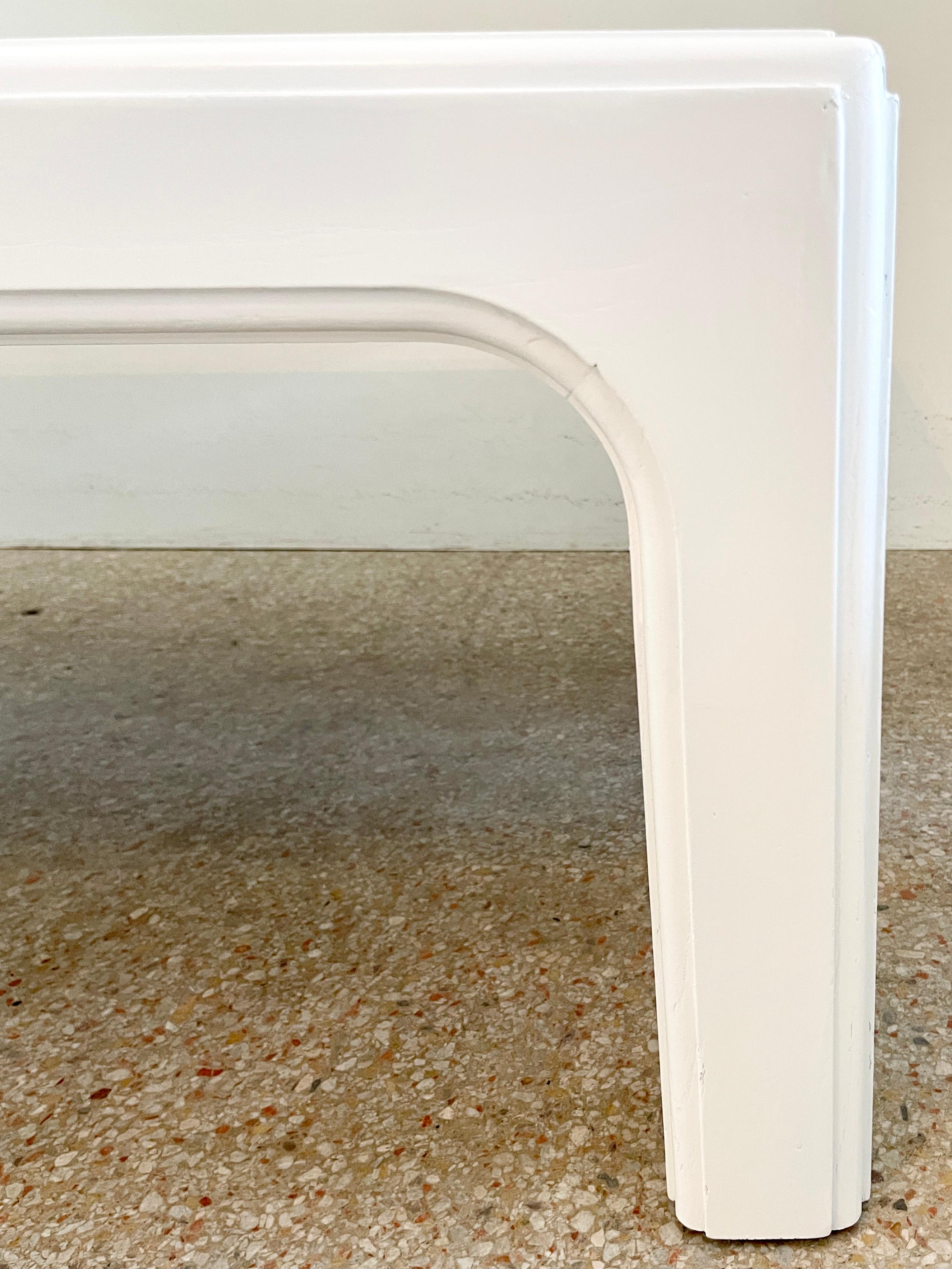 Table basse moderne laquée blanche avec plateau en miroir en vente 2