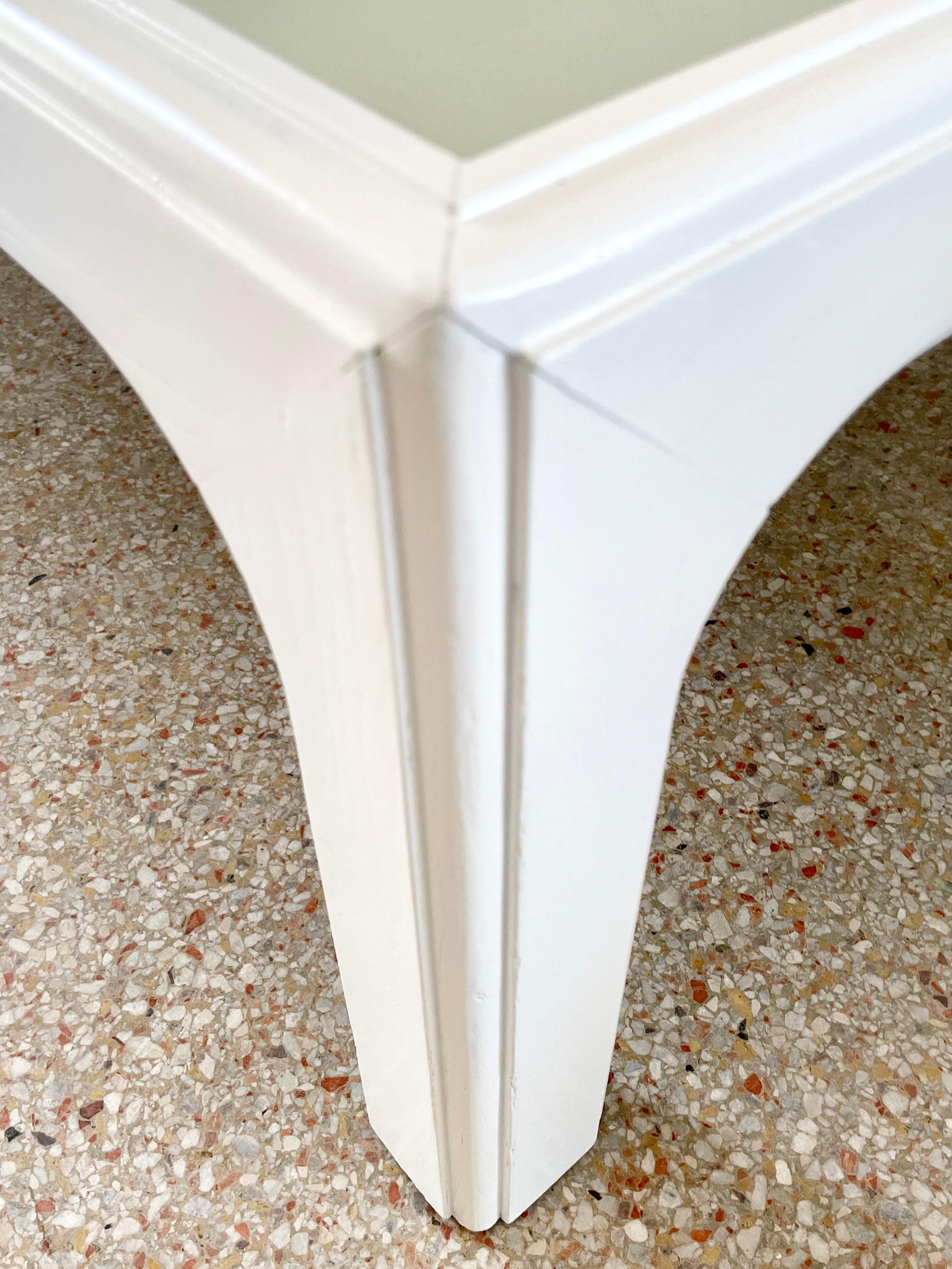 Table basse moderne laquée blanche avec plateau en miroir en vente 3