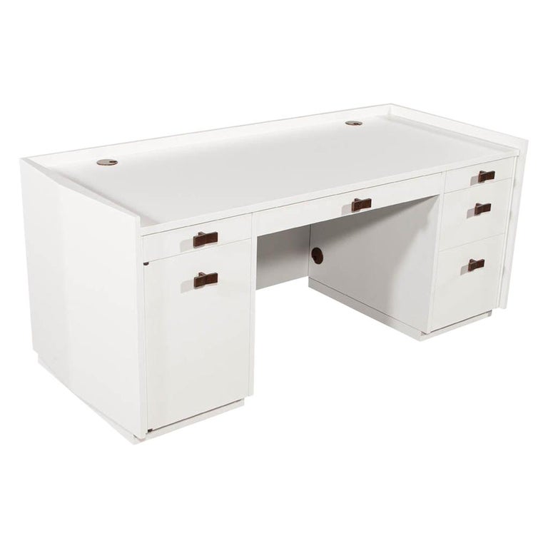 Modern White Lacquered Executive Desk For Sale at 1stDibs