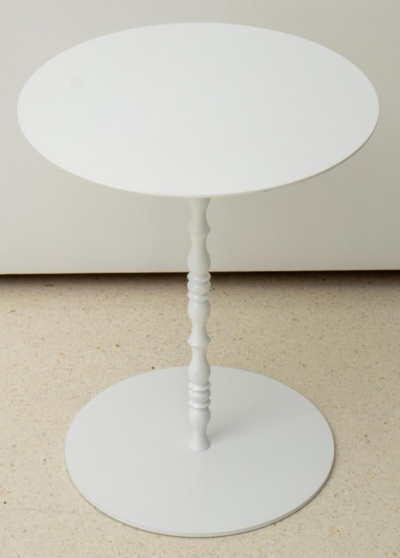 Modern white lacquered spindle table, metal. In good condition. Wear consistent with age and use.

Dimensions: 17