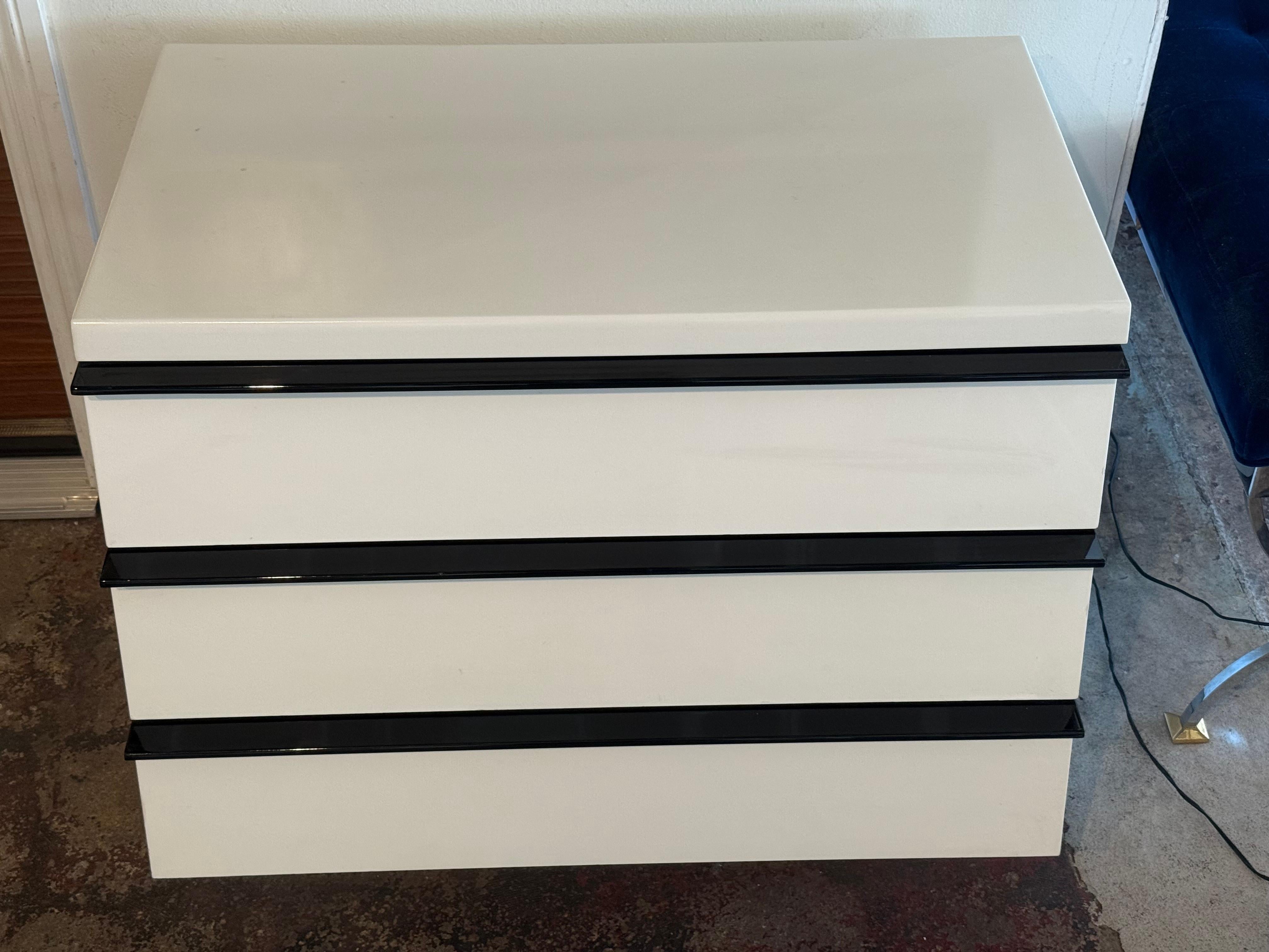 Moderne Commode moderne à trois tiroirs laquée blanc avec poignées noires en vente