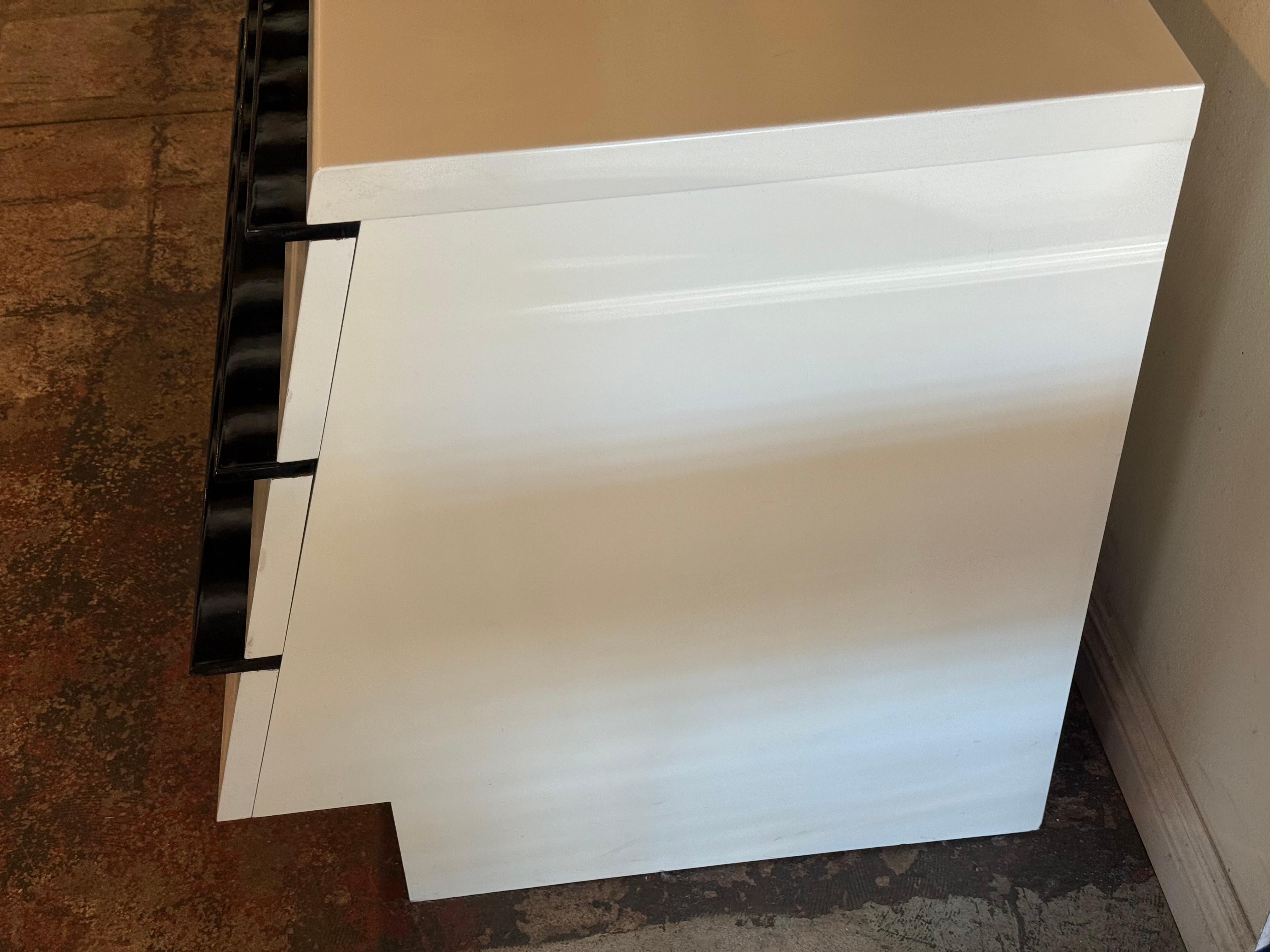Américain Commode moderne à trois tiroirs laquée blanc avec poignées noires en vente