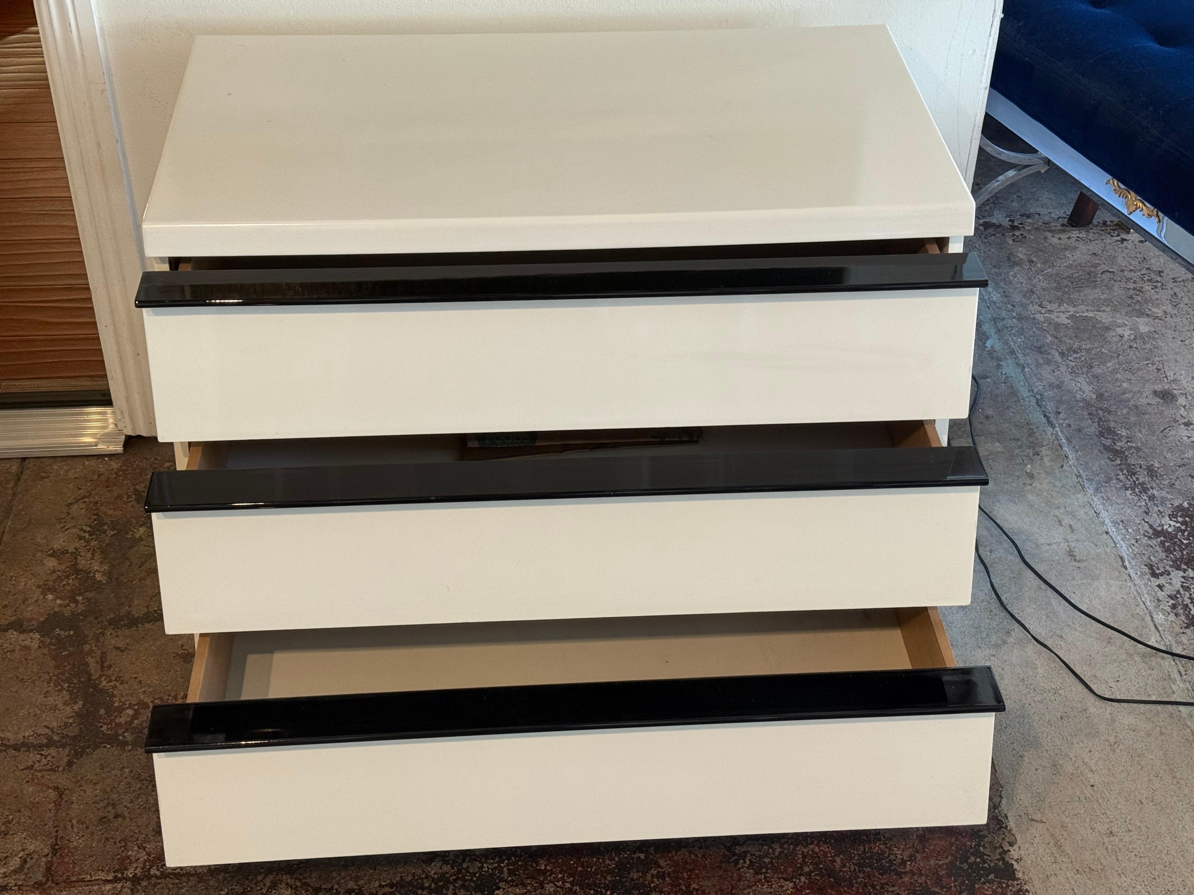 Commode moderne à trois tiroirs laquée blanc avec poignées noires Bon état - En vente à Pasadena, CA