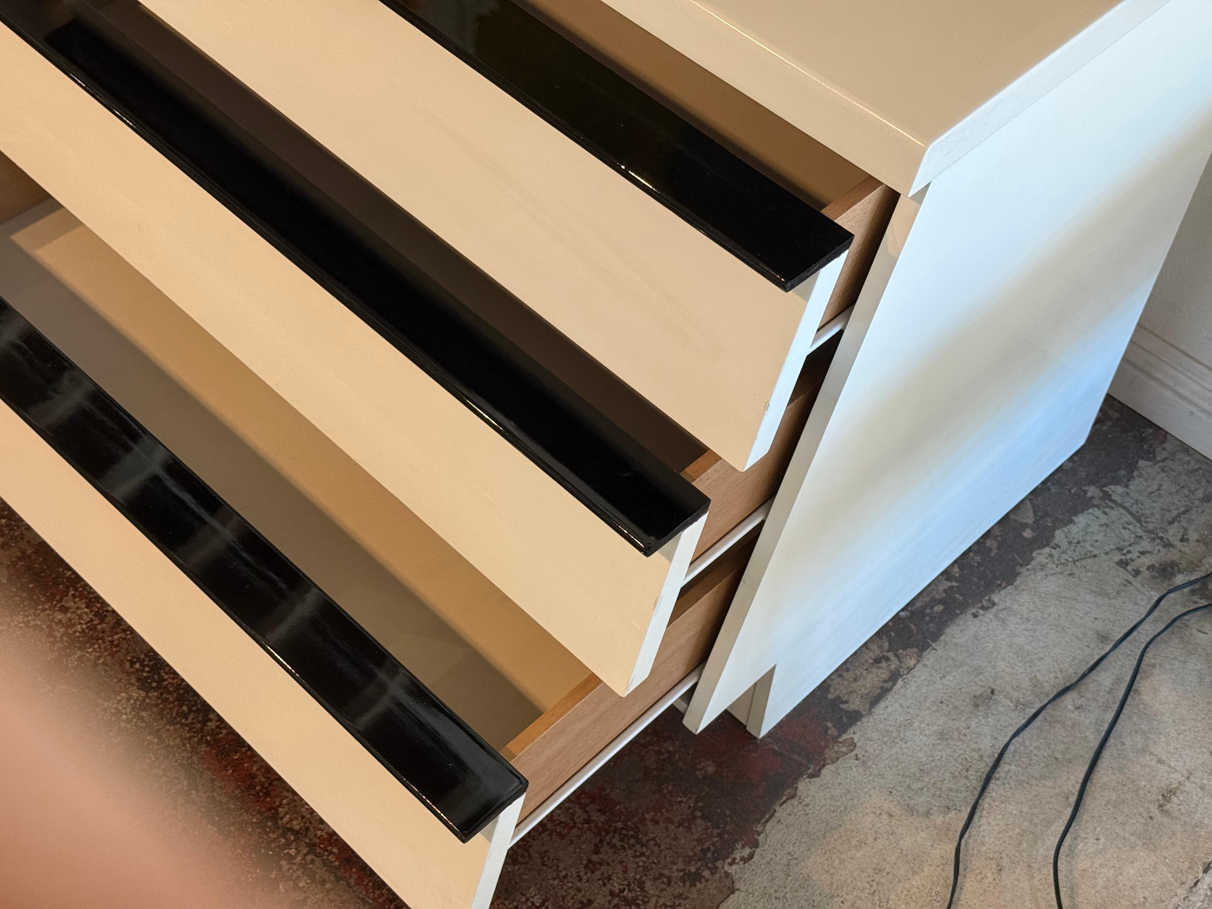 Fin du 20e siècle Commode moderne à trois tiroirs laquée blanc avec poignées noires en vente