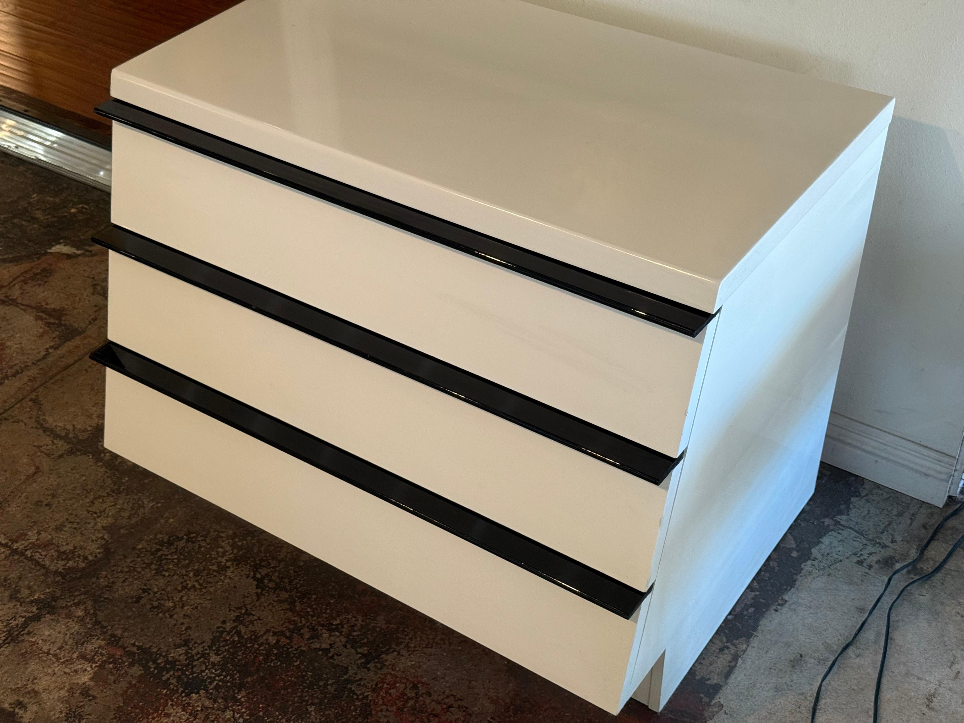 Bois Commode moderne à trois tiroirs laquée blanc avec poignées noires en vente