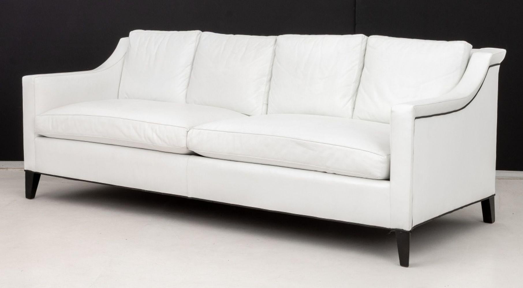 Sofá grande moderno tapizado en cuero blanco, etiqueta 
