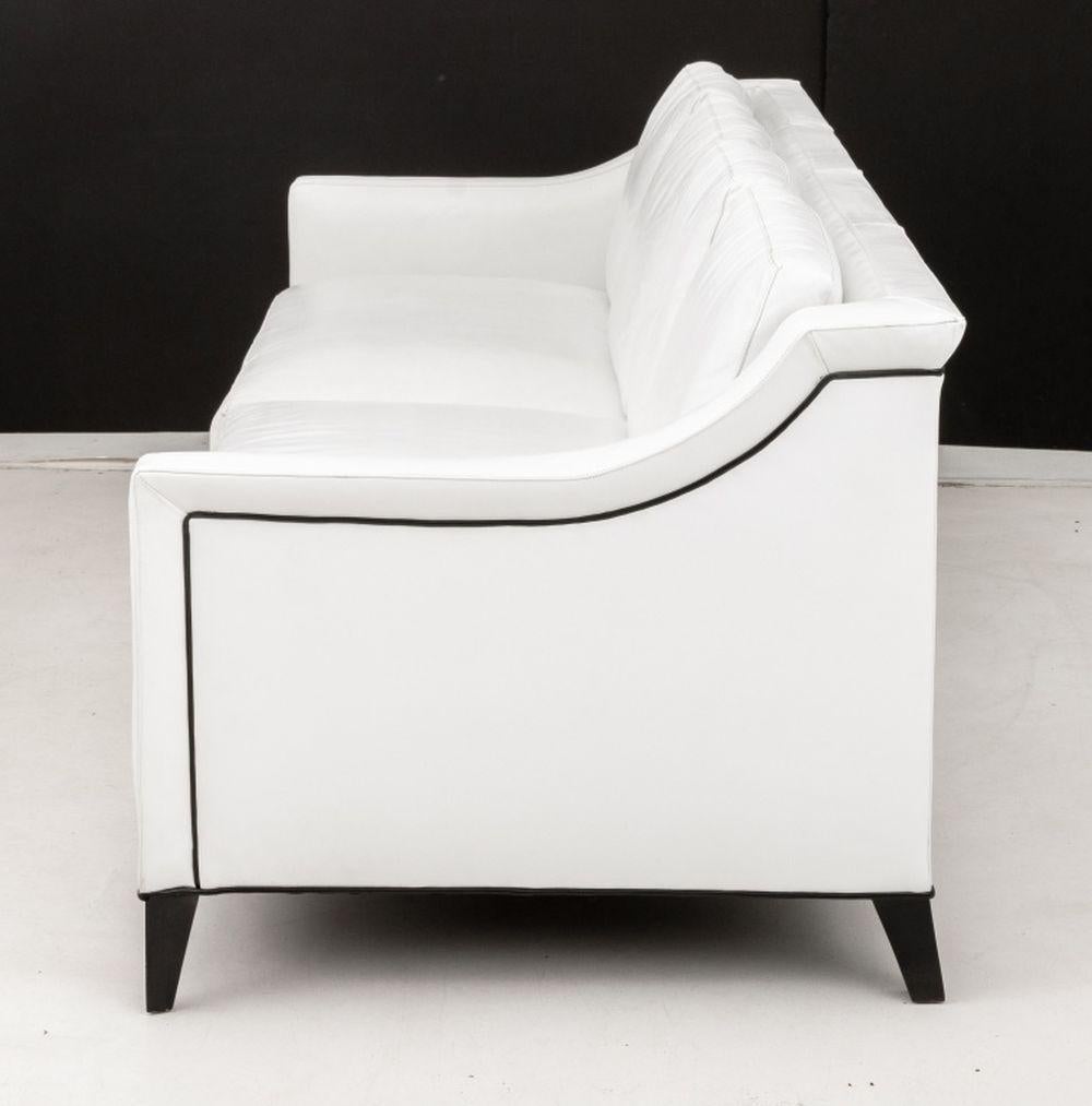 Sofá grande moderno tapizado en piel blanca en Bueno estado para la venta en Astoria, NY