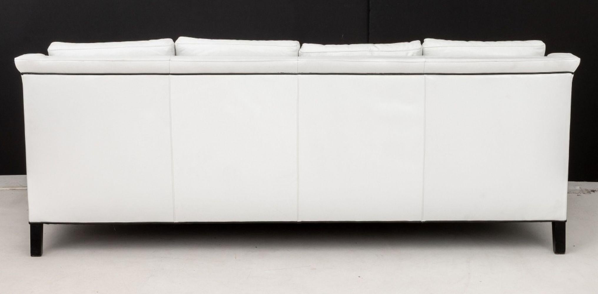 Sofá grande moderno tapizado en piel blanca Siglo XXI y contemporáneo en venta