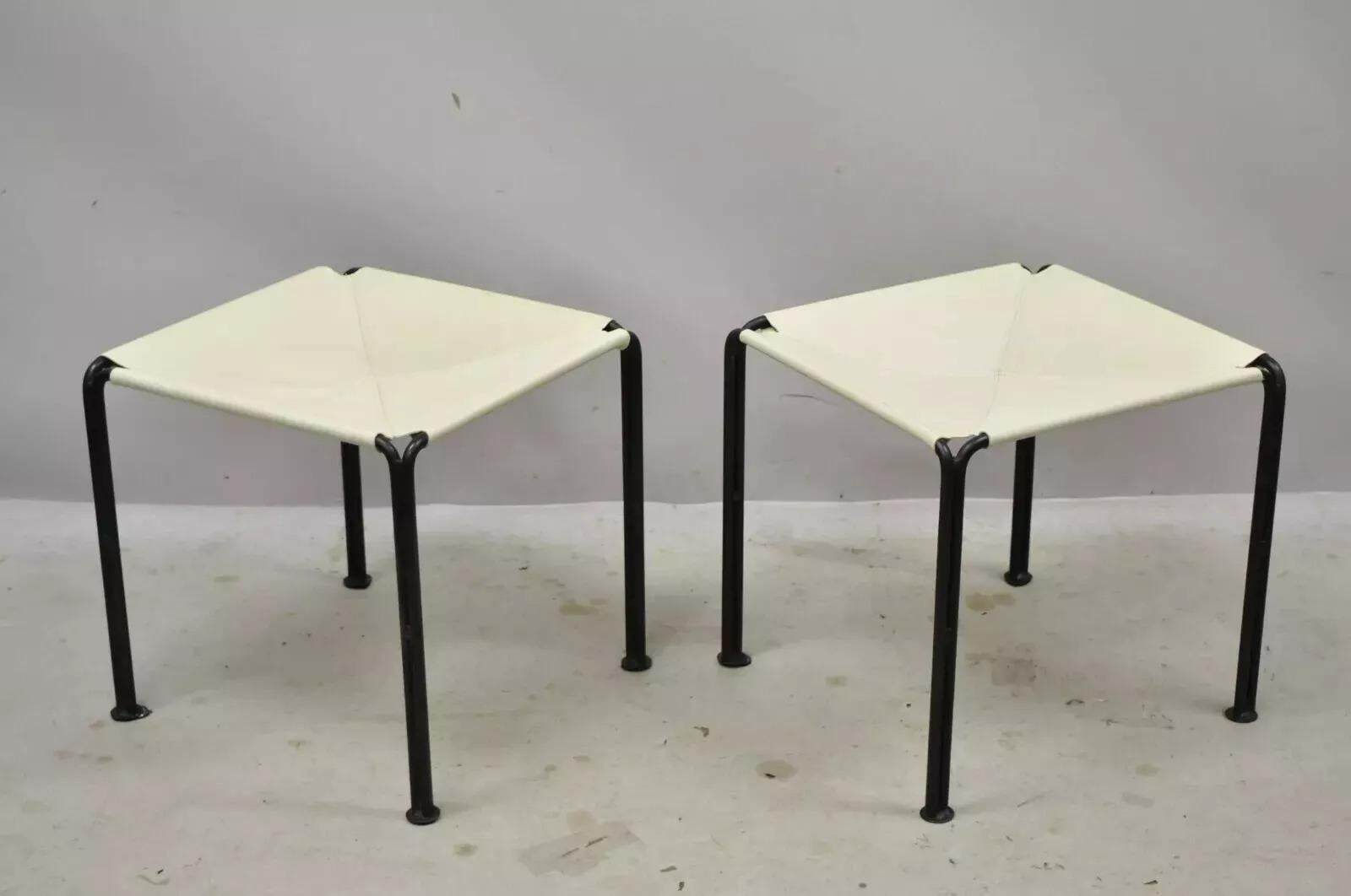 Cisco Brothers White Stitched Leather Wrought Iron Modern Stool Ottoman - a Pair. Cet article se caractérise par une construction en fer forgé, un revêtement en cuir, un Label d'origine, des lignes modernistes épurées, une fabrication de qualité, un