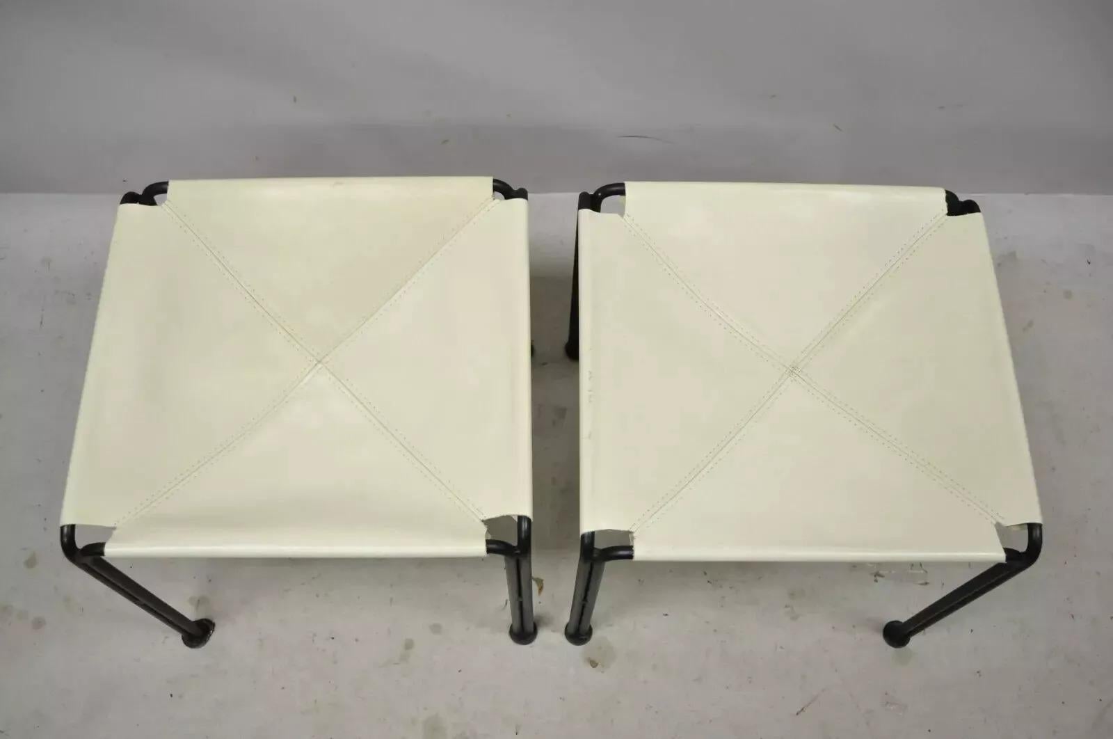 Moderne Paire de tabourets ottomans modernes en cuir blanc et cadre en fer forgé par Cisco Brothers en vente