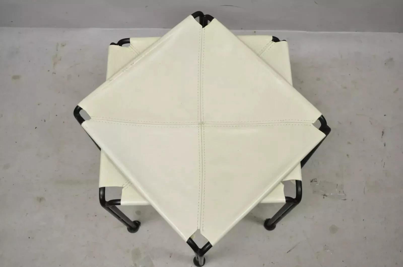 Inconnu Paire de tabourets ottomans modernes en cuir blanc et cadre en fer forgé par Cisco Brothers en vente