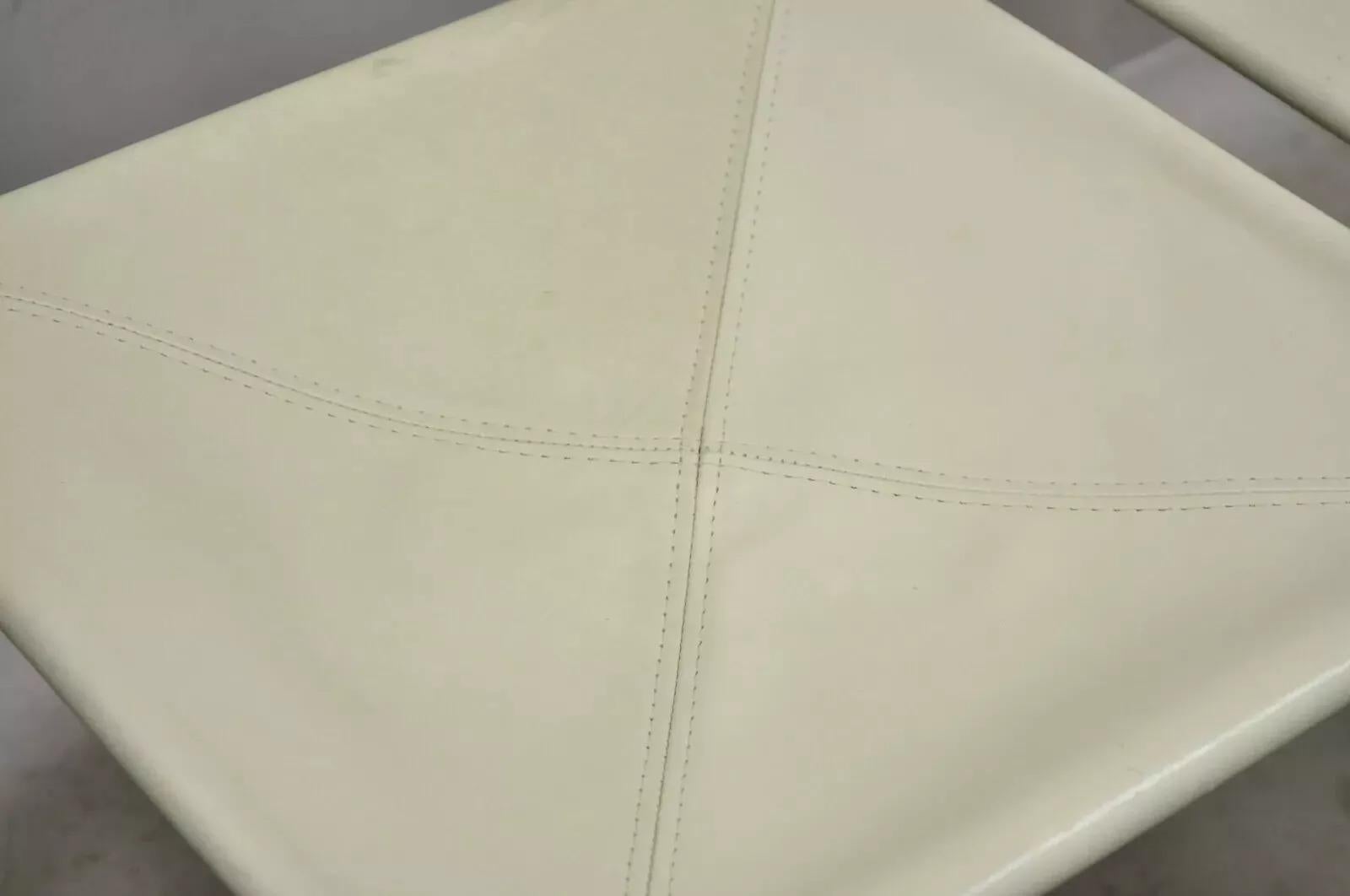 Paire de tabourets ottomans modernes en cuir blanc et cadre en fer forgé par Cisco Brothers Bon état - En vente à Philadelphia, PA